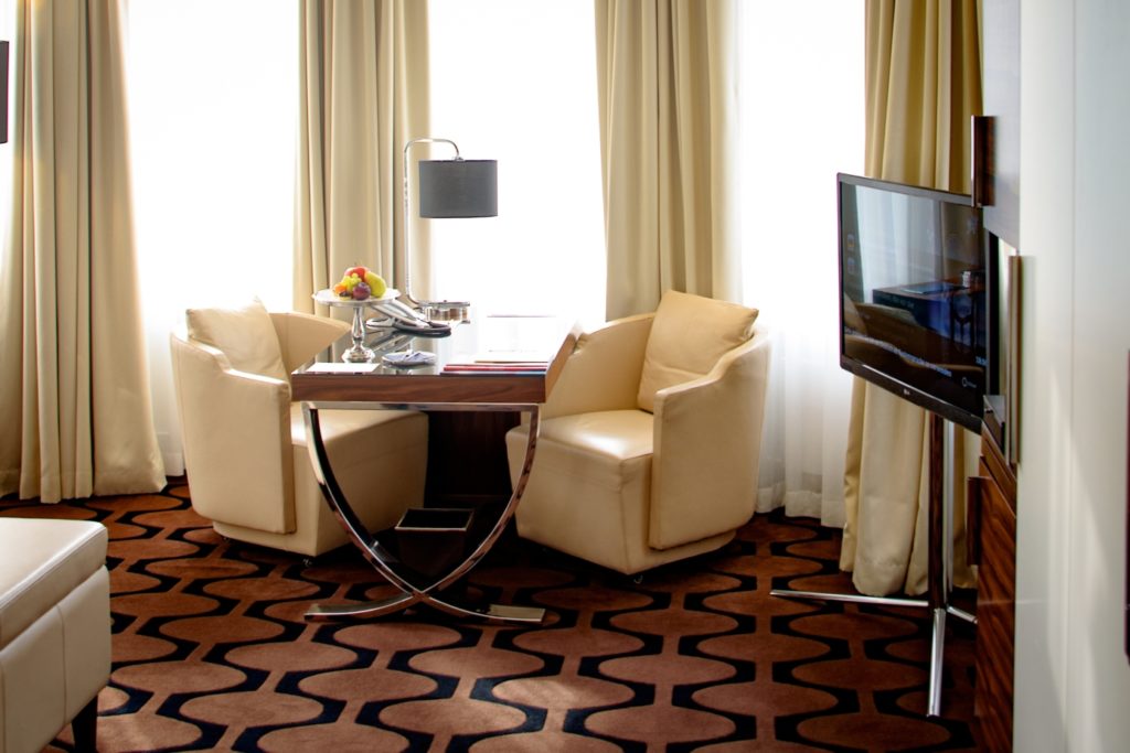 Hotel am Steinplatz, Where to Stay in Berlin: The Smart-TV and work space
