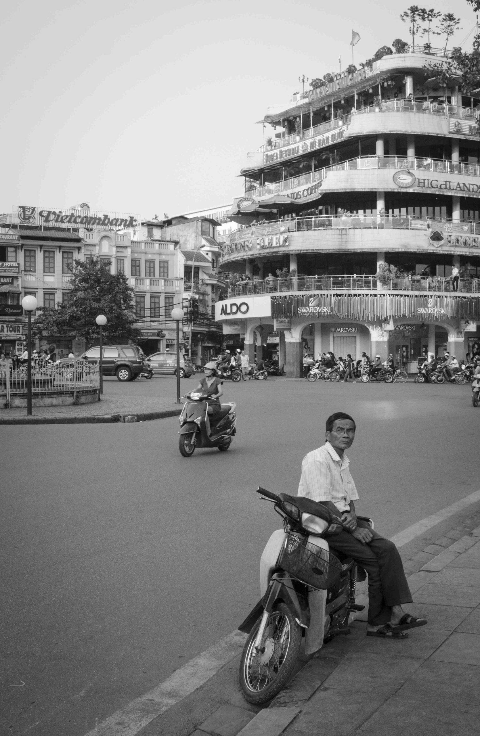 Multitude de motocyclettes traversant une intersection achalandée.