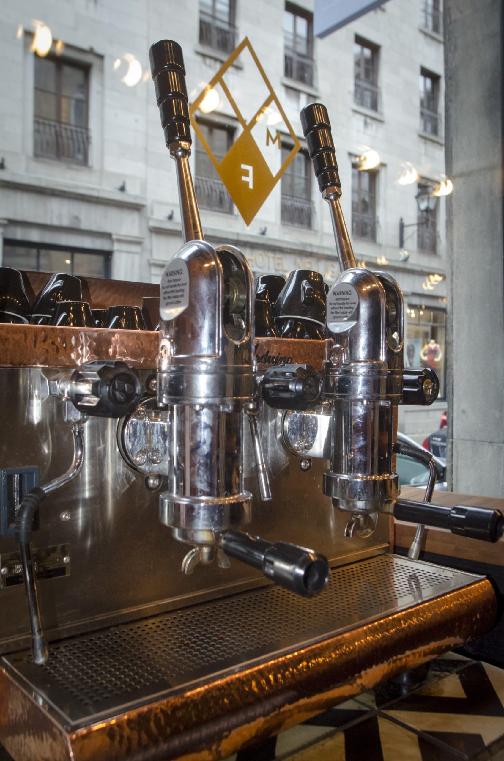 Percolateur italien en métal chromé utilisé pour le café.