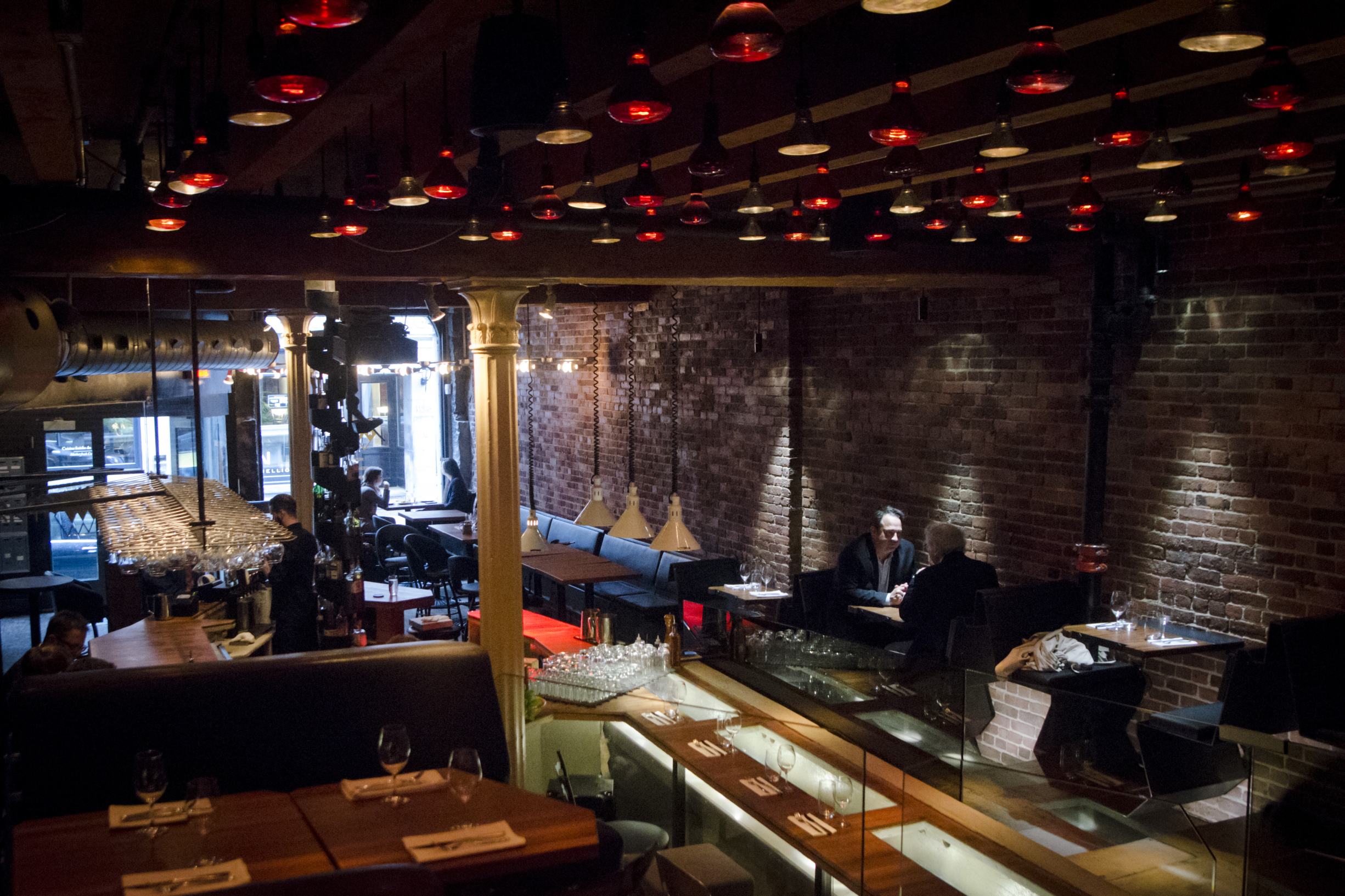 Vue intérieure du restaurant montrant l'aménagement des tables.