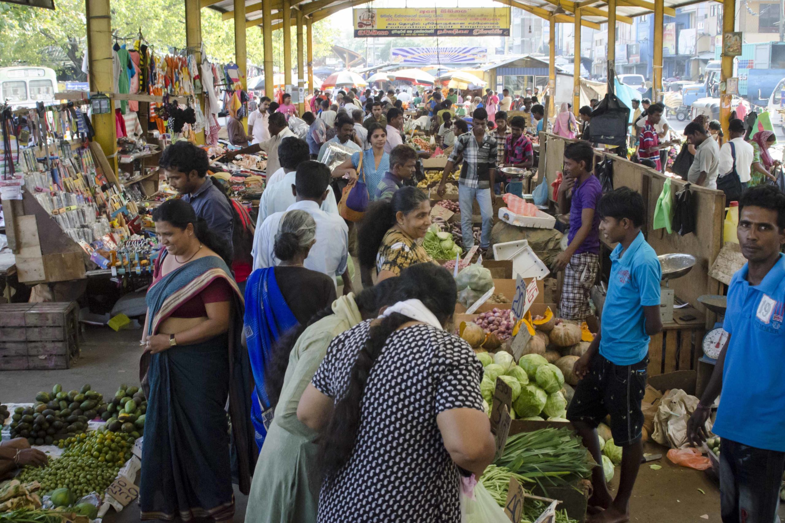 Visiting Sri Lanka: The market is full of people