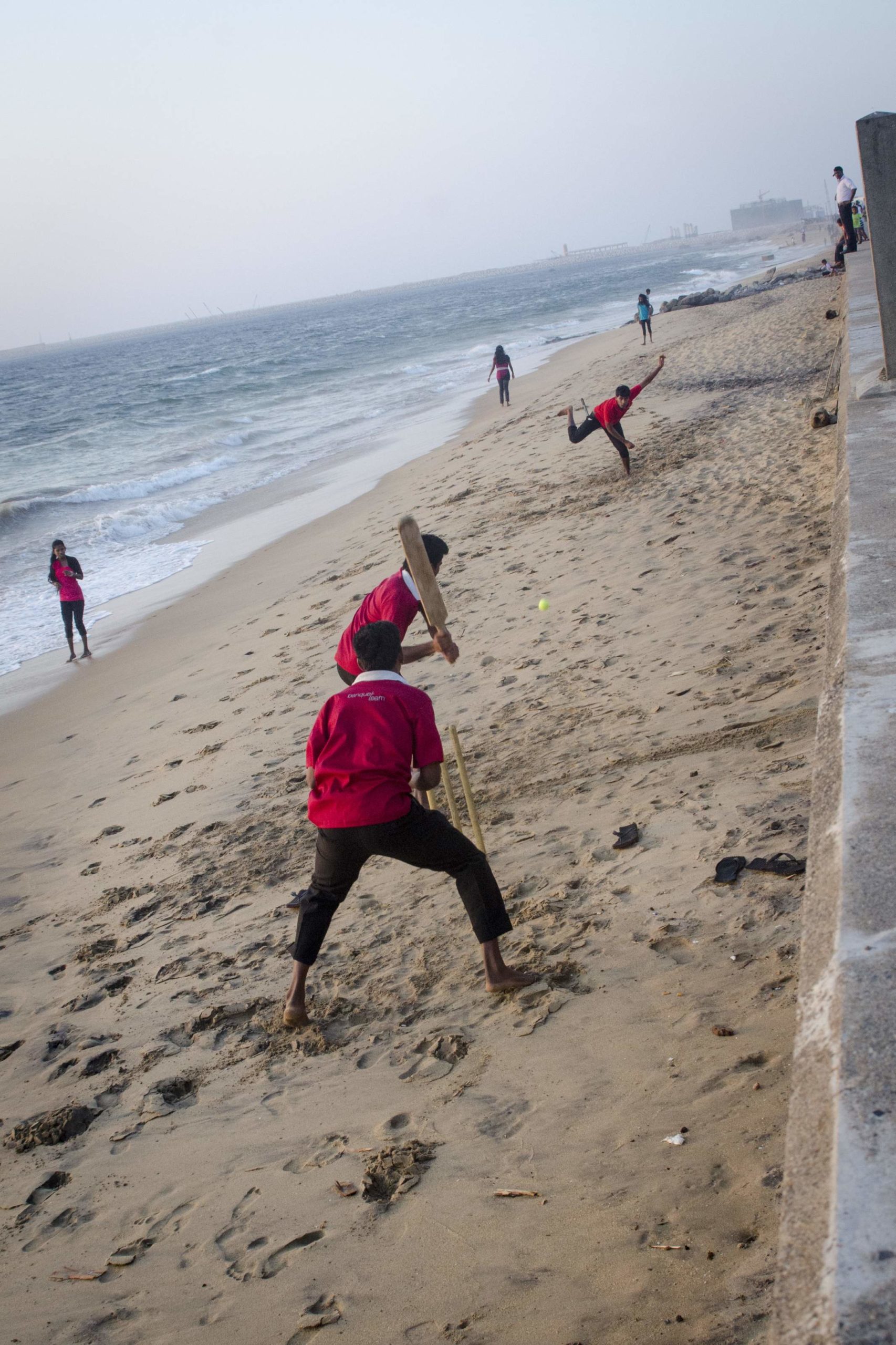 Visiting Sri Lanka: Playing cricket on the beach of Galle Face Green