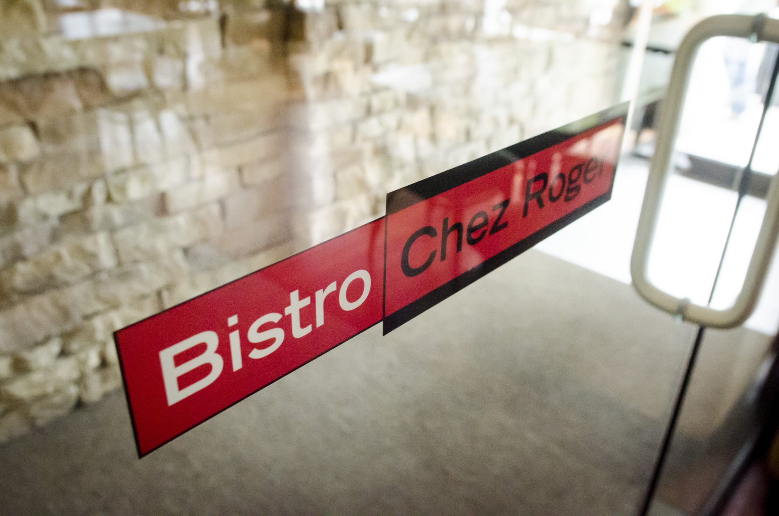 Entrée extérieure du restaurant montréalais avec son enseigne.