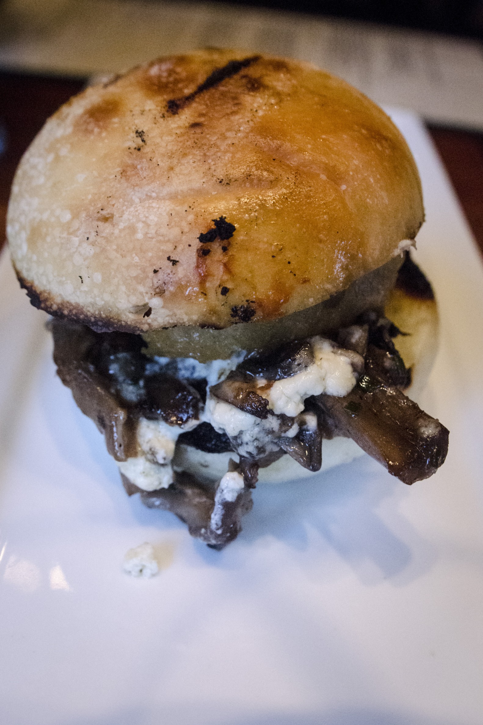 Petits sandwichs ronds garnis d'une préparation aux champignons.