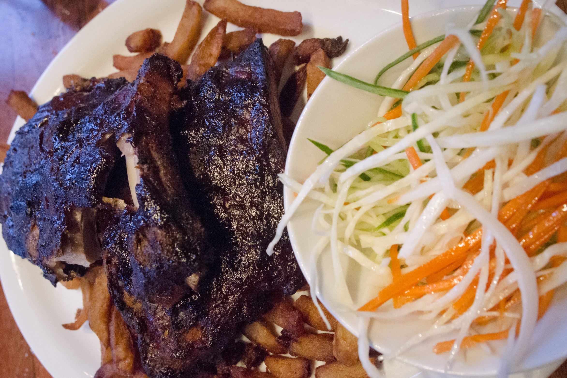 Généreuse portion de viande sur l'os accompagnée d'une salade de chou.