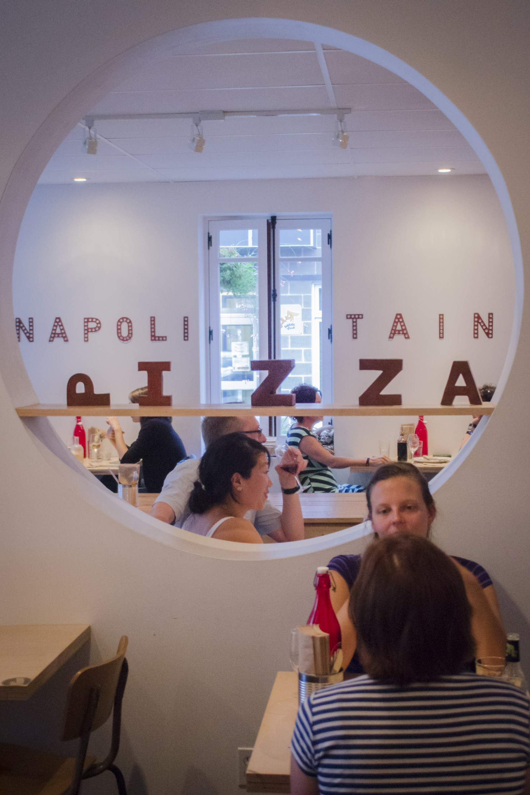 Une pizza napolitaine fraîchement sortie du four à bois.