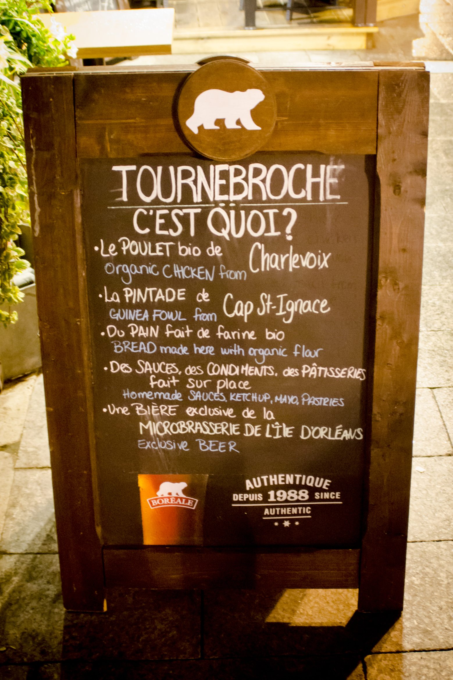 Portion de viande rôtie accompagnée de ses garnitures.