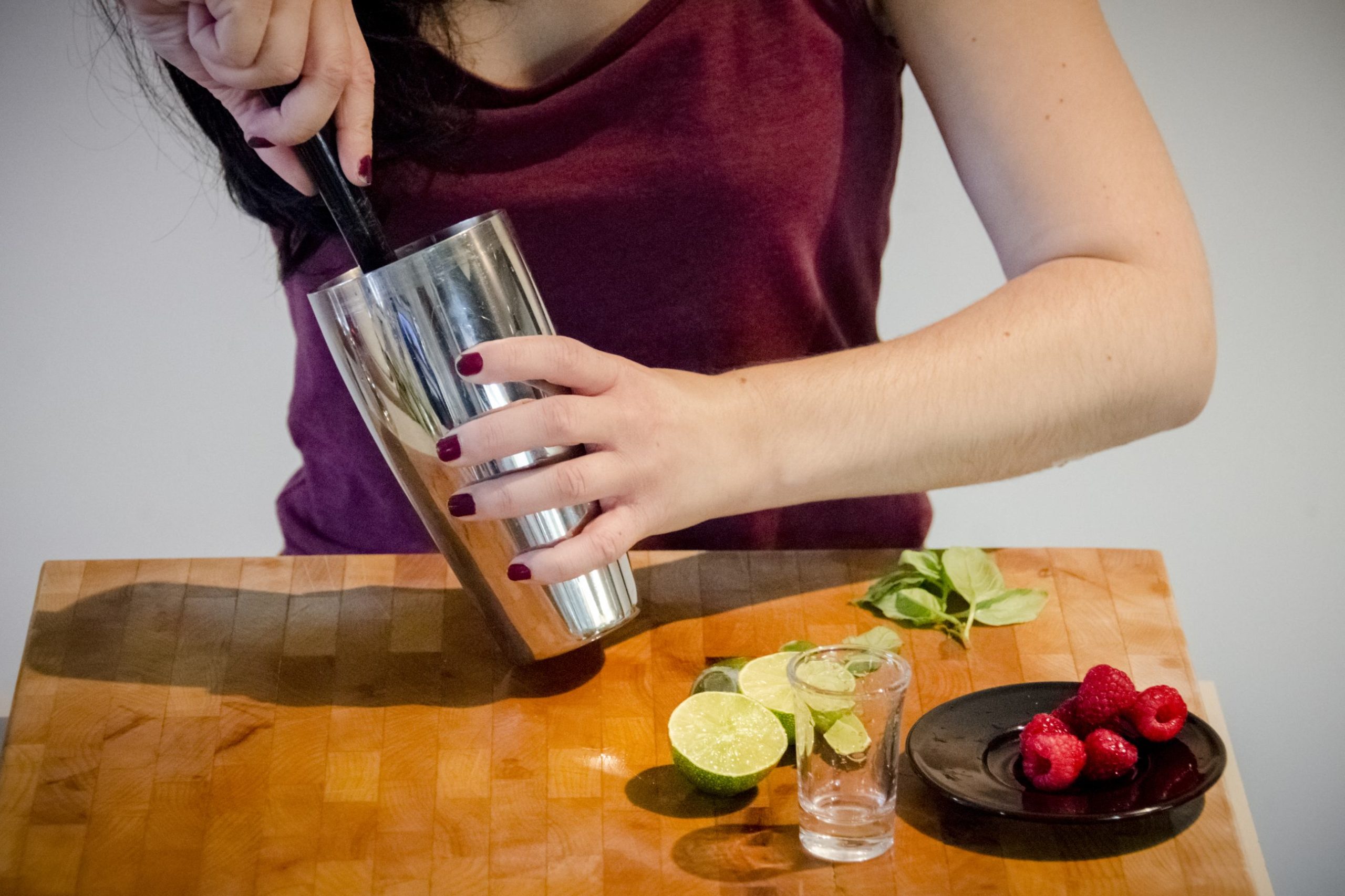 Action d'écraser des fruits ou des herbes au fond d'un verre avec un pilon.