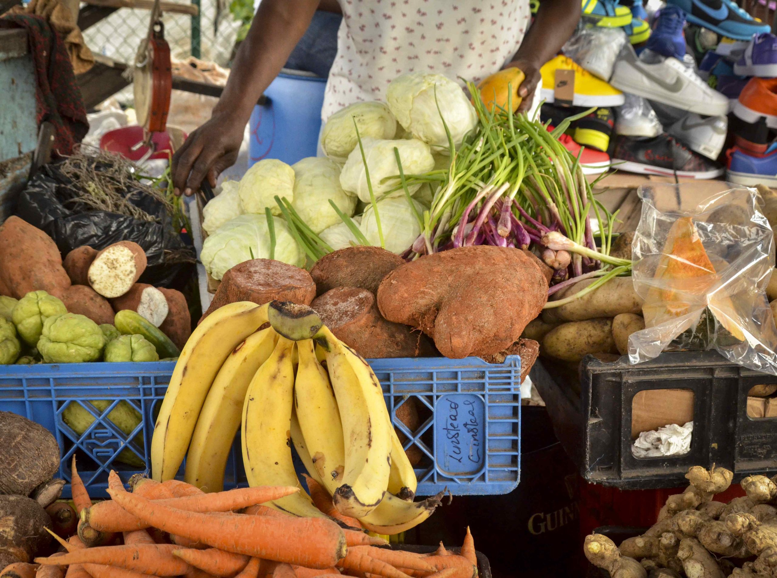Comptoir encombré offrant une grande variété de denrées et d'objets.