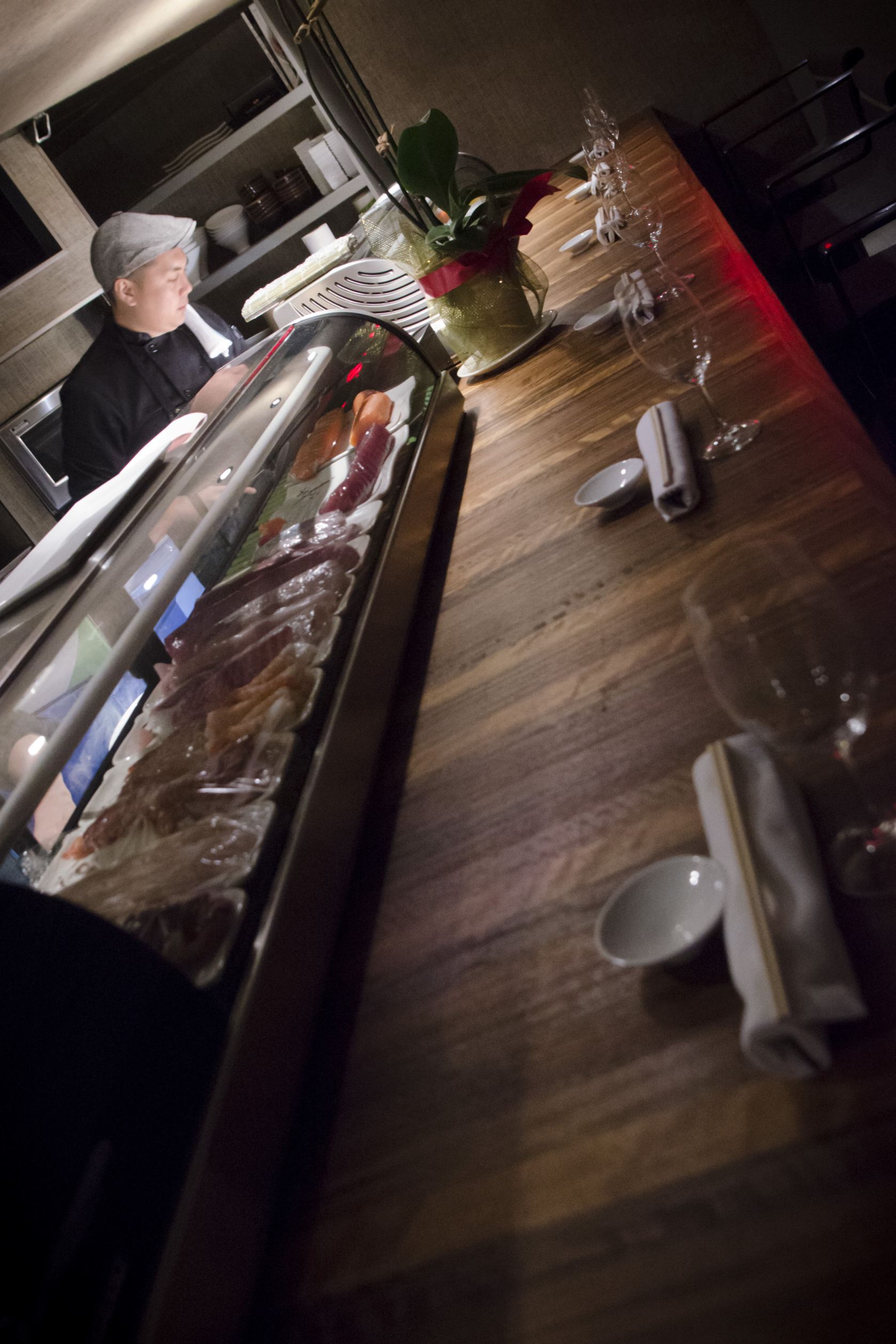 Long bar en bois où sont préparés les plats japonais.
