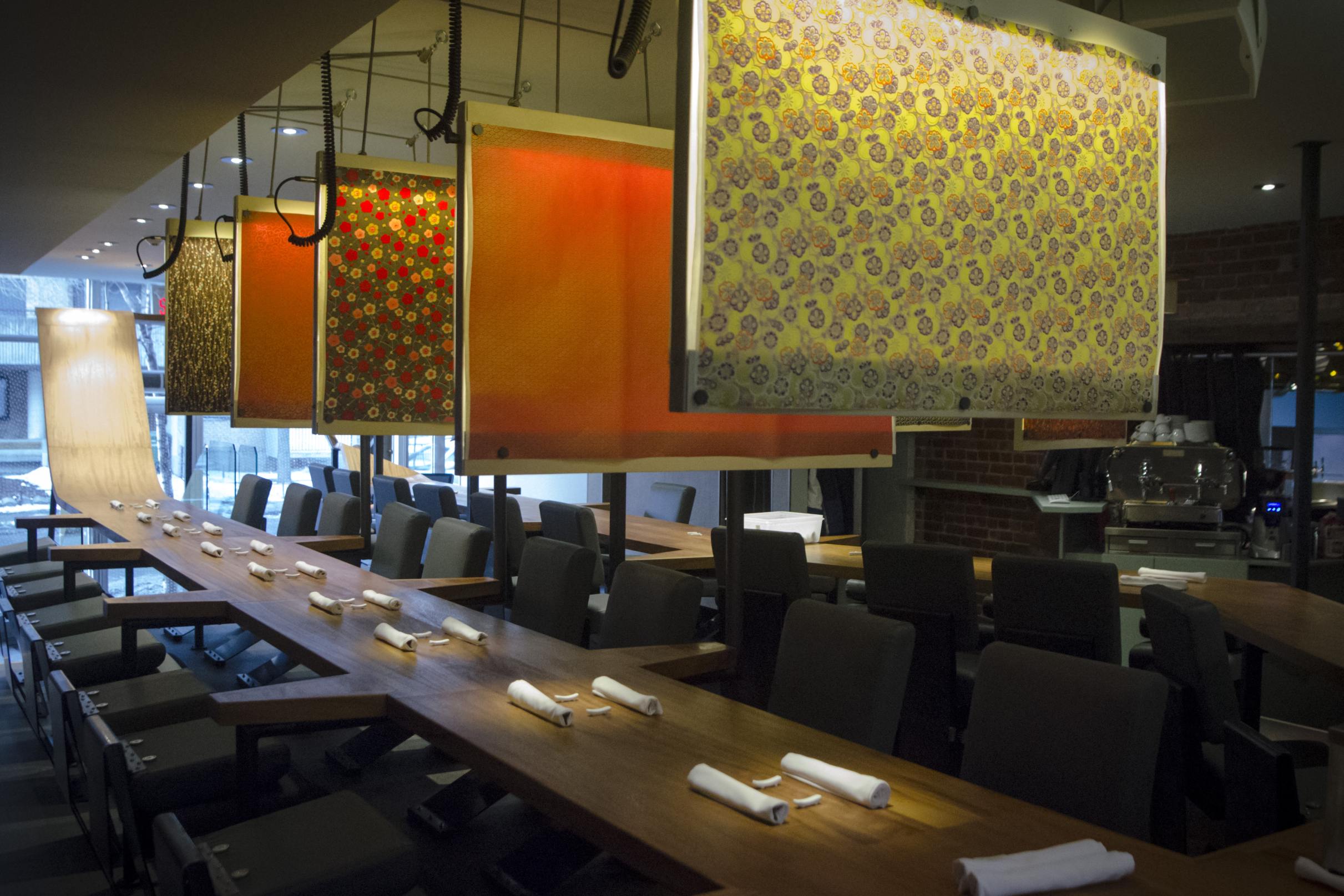 Espace de restauration moderne avec tables et chaises disposées soigneusement.