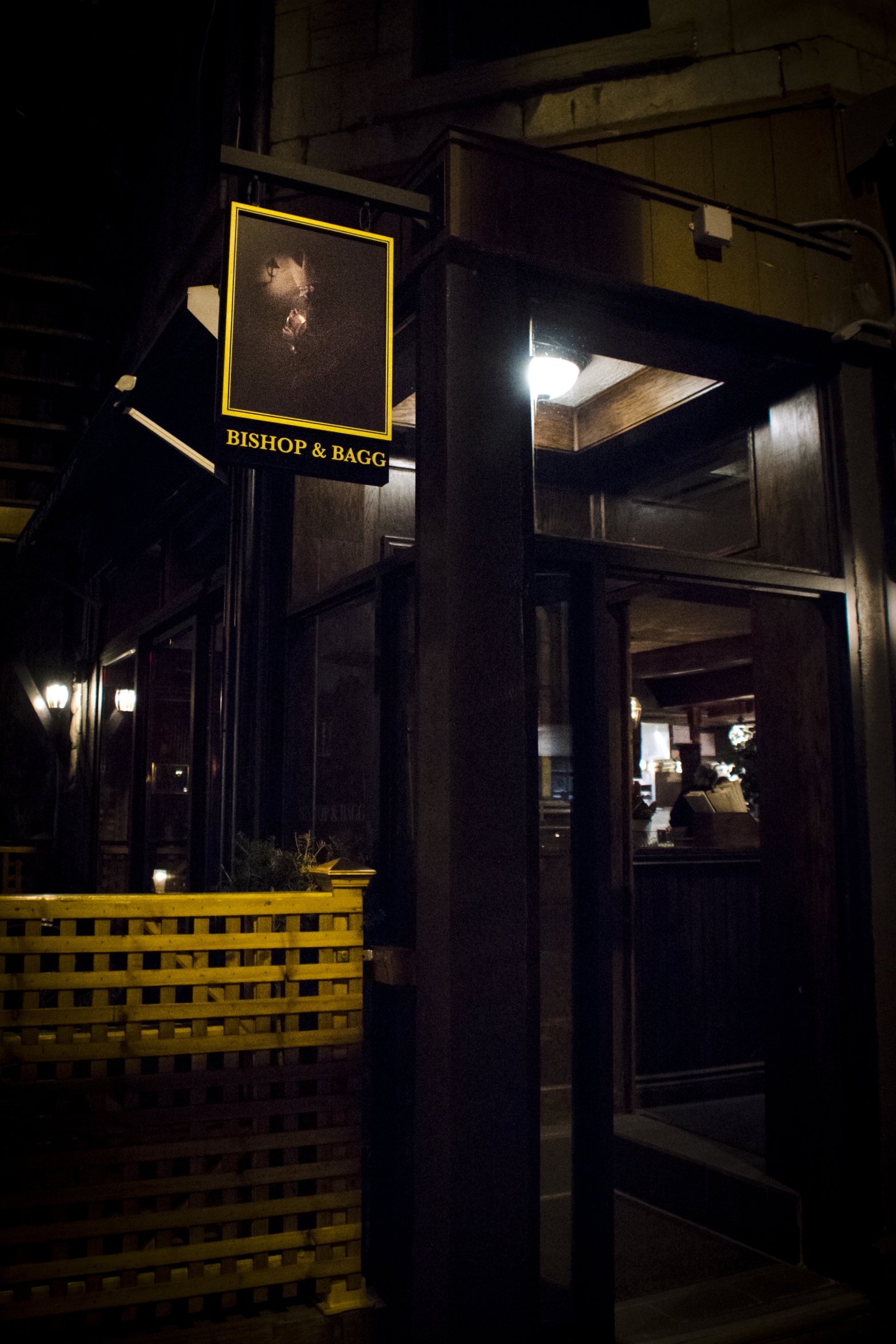 Extérieur ou bar en bois massif du pub anglais montréalais.