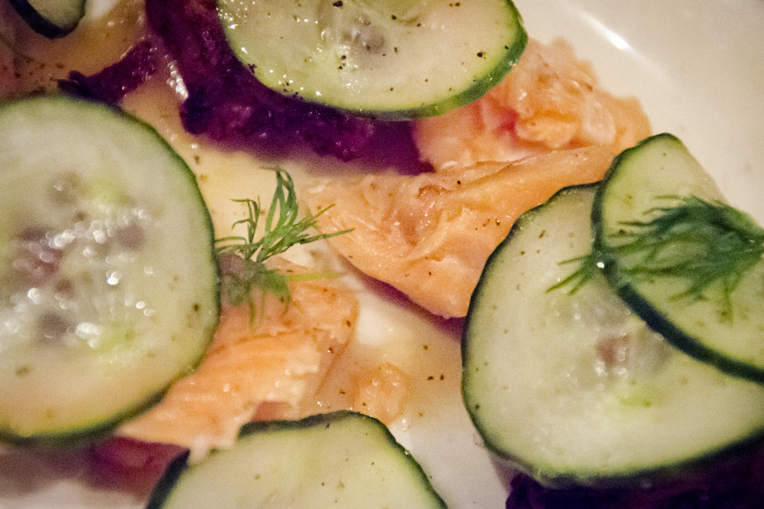 Poisson rosé effiloché délicatement et servi avec ses accompagnements.