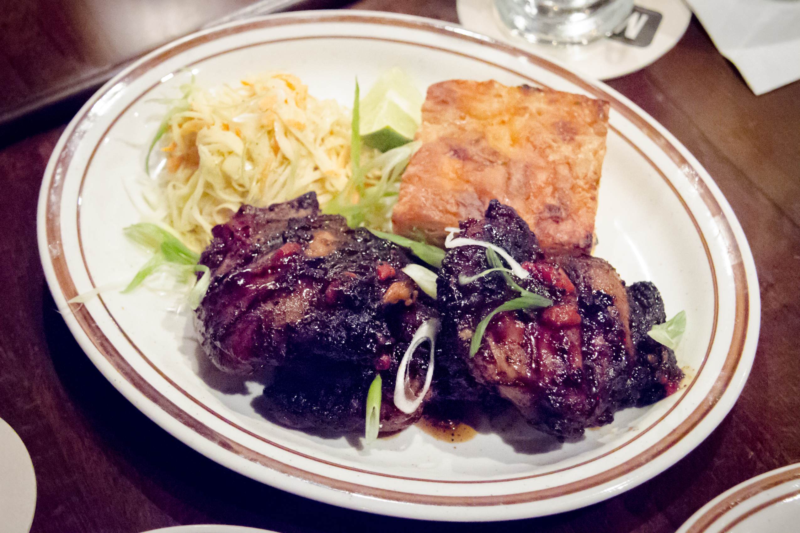 Morceaux de volaille enrobés d'une sauce sombre et collante.