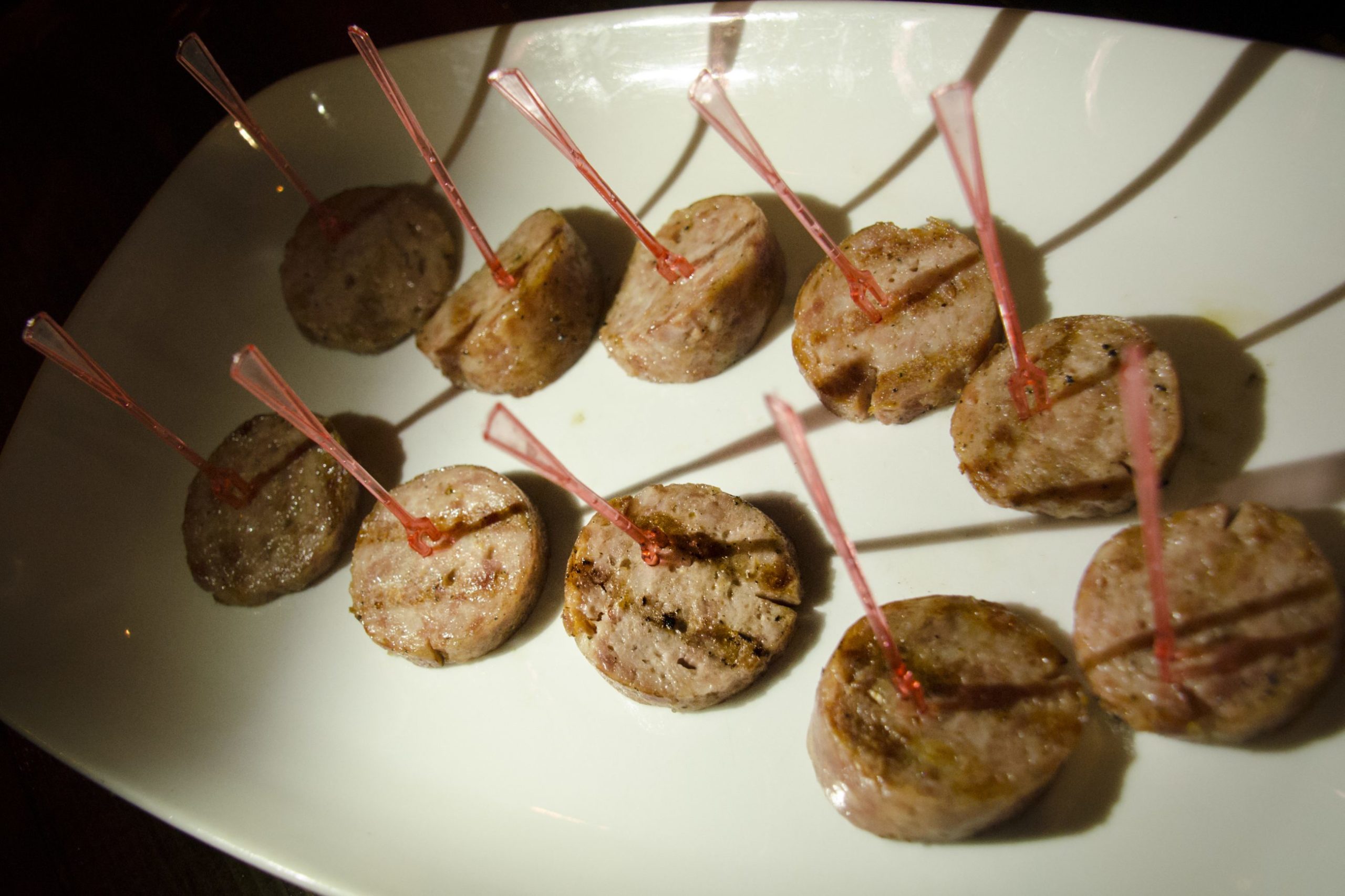 Morceaux de saucisses grillées affichant des marques de gril.