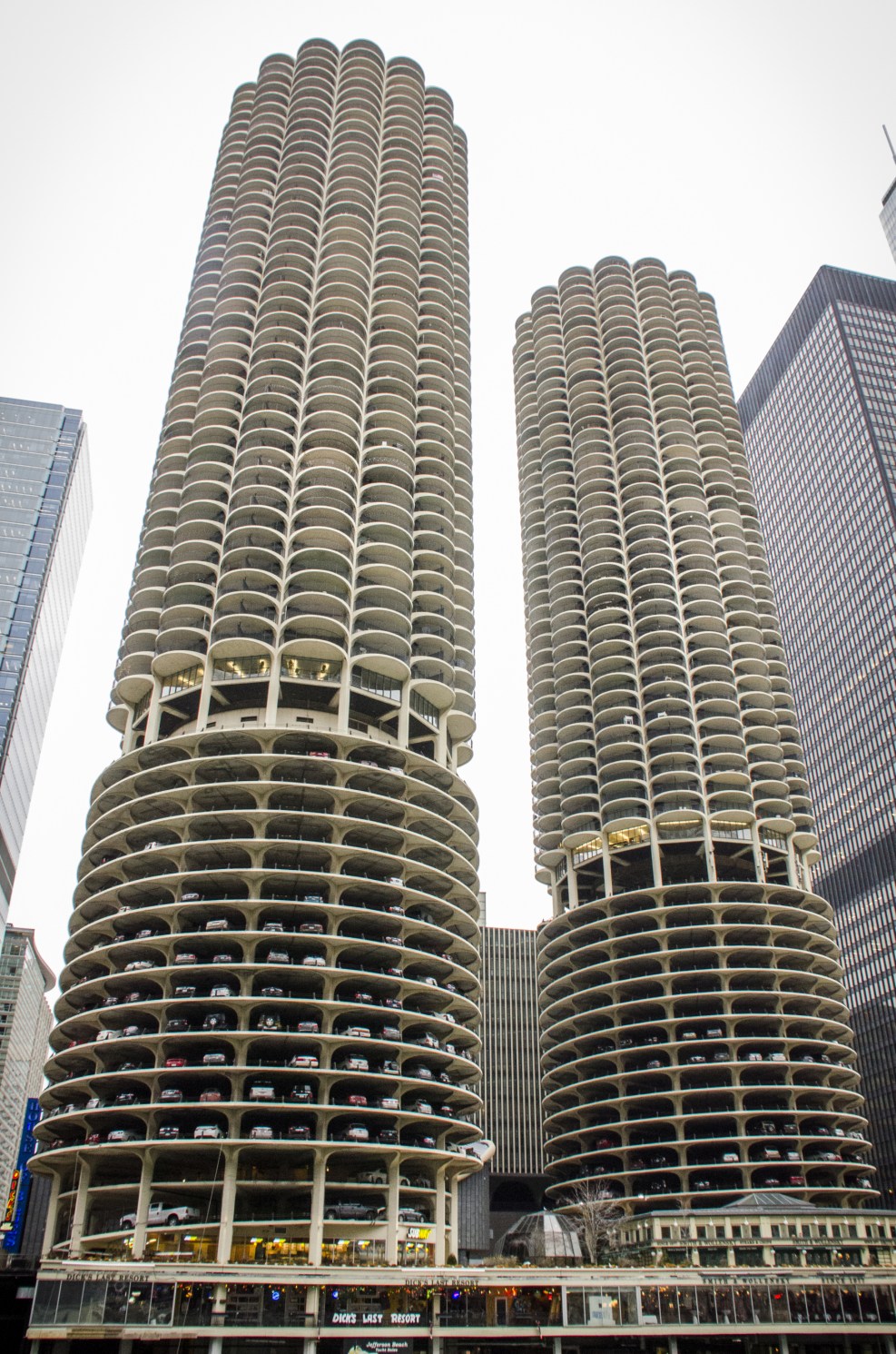 Les deux célèbres gratte-ciels cylindriques bordant la rivière de l'Illinois.