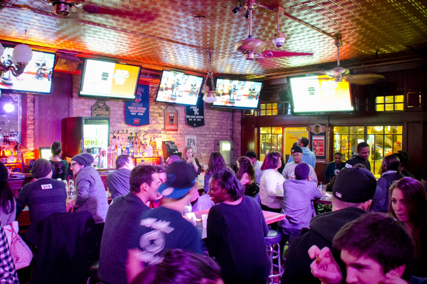 Tireuses à bières ou vue de la salle de la populaire taverne sportive.