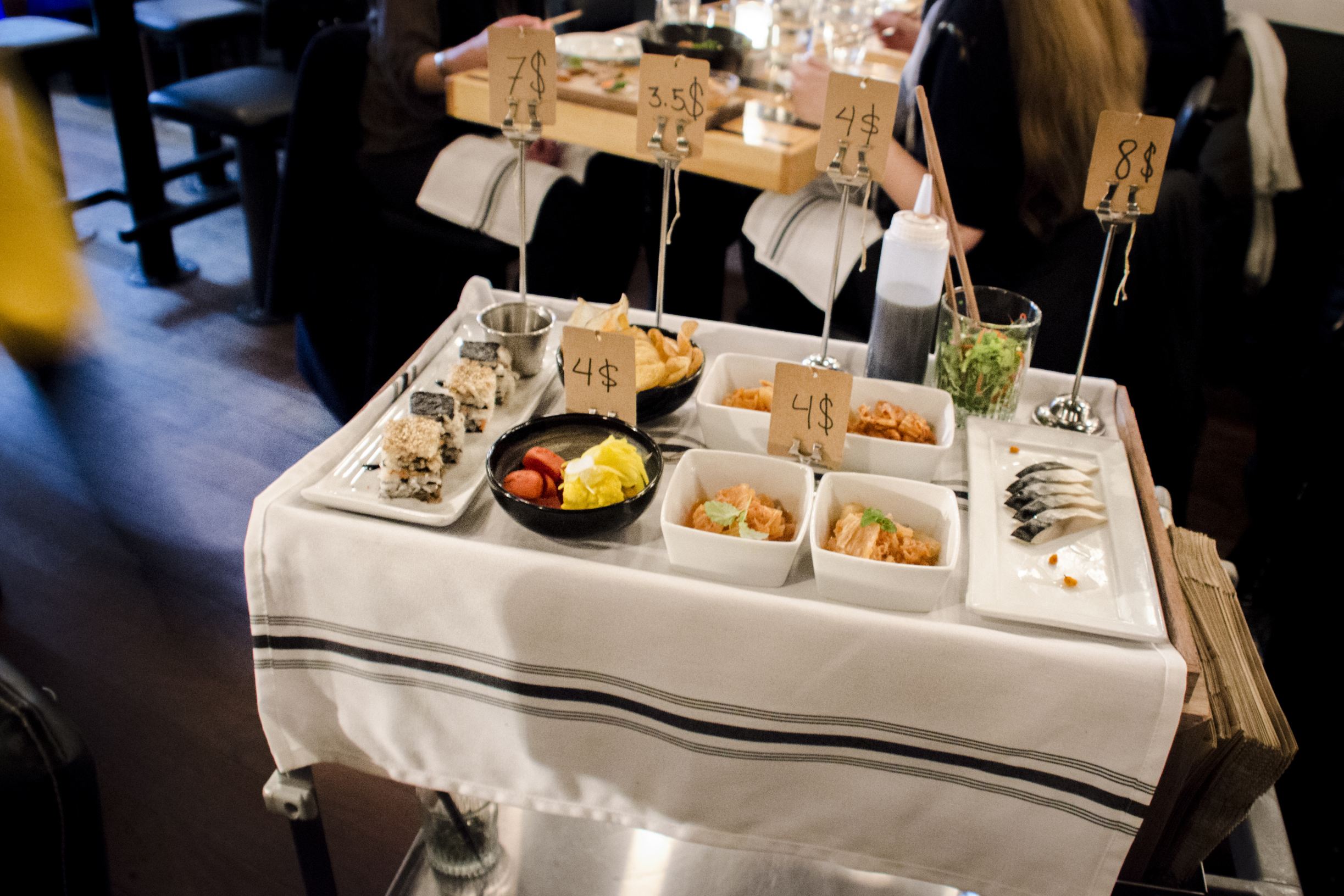 Dessertes à roulettes proposant de petites assiettes alléchantes.