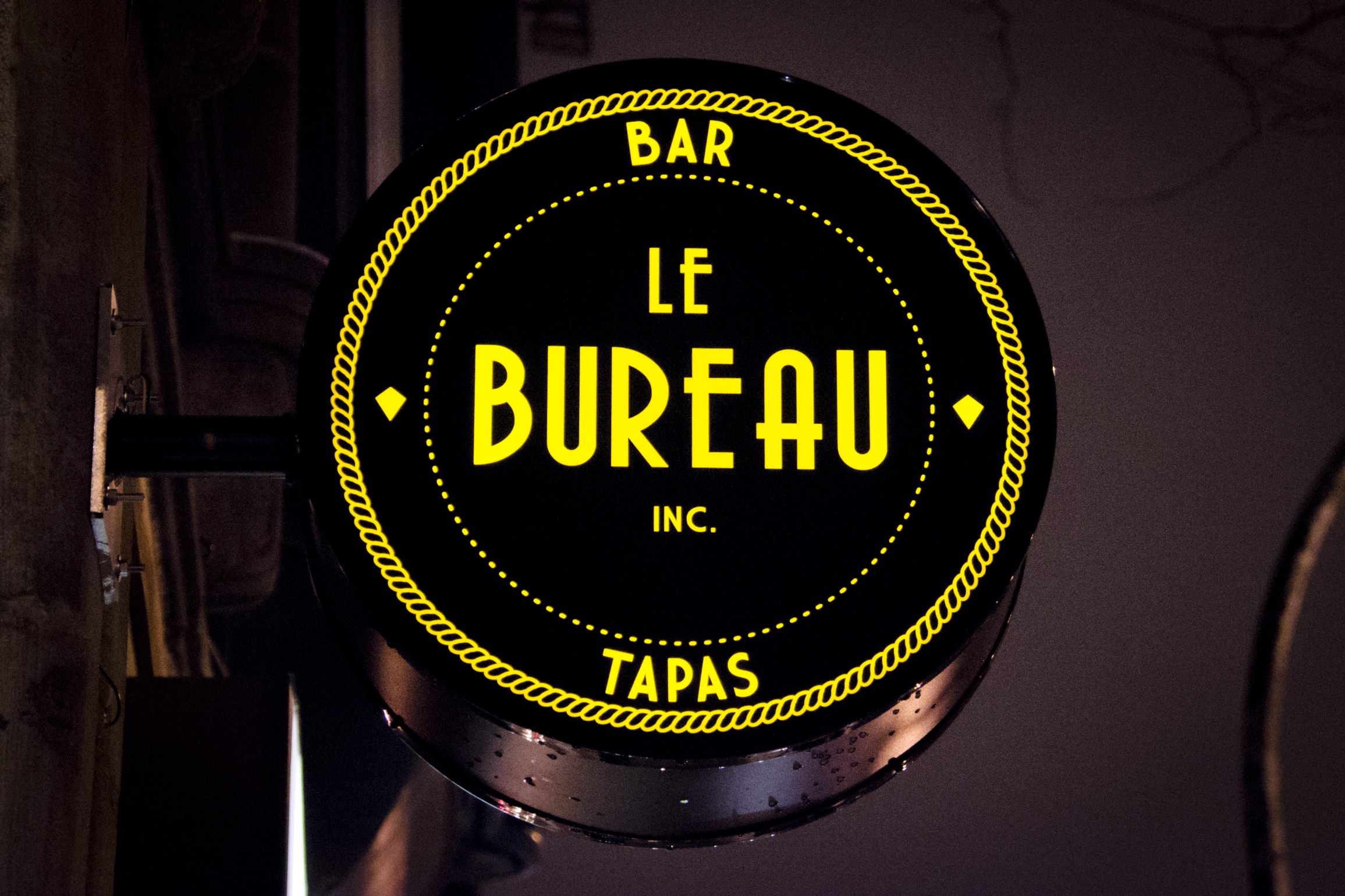 Décor feutré de l'établissement montréalais avec son ambiance tamisée.
