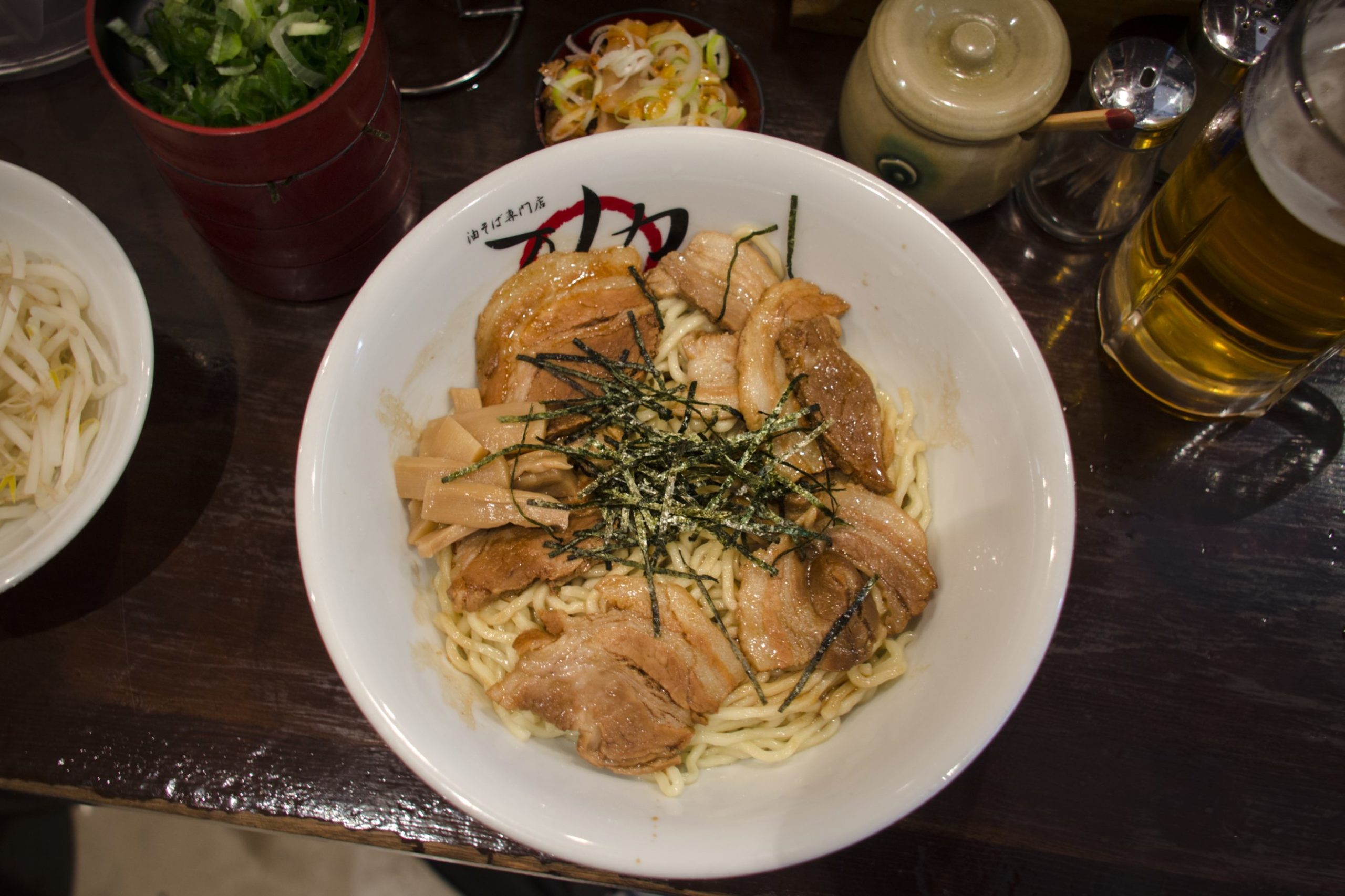 Bol rempli de nouilles, de bouillon gras et de tranches de porc de Tokyo.