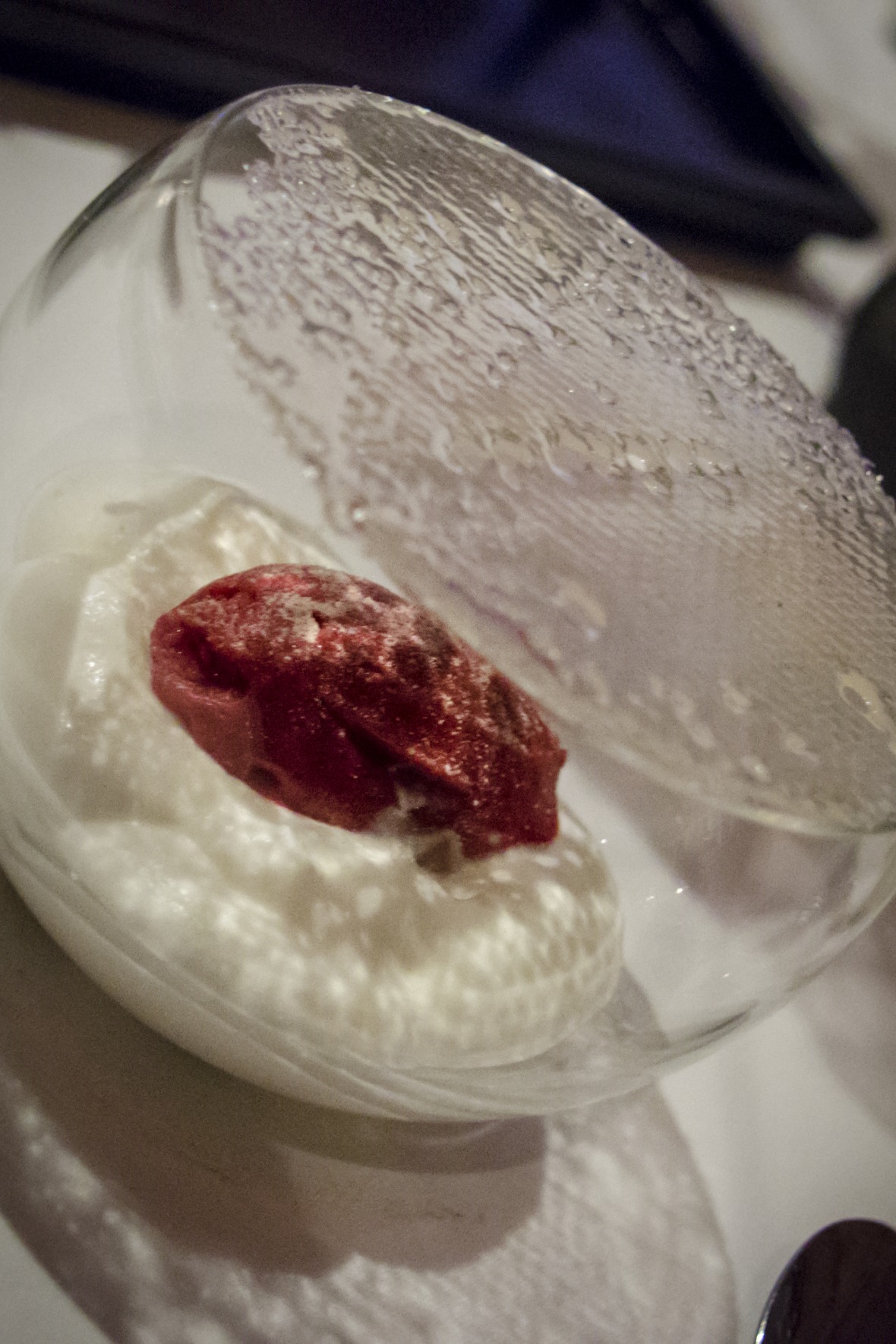Un dessert crémeux jaune et onctueux servi simplement dans sa coupe.