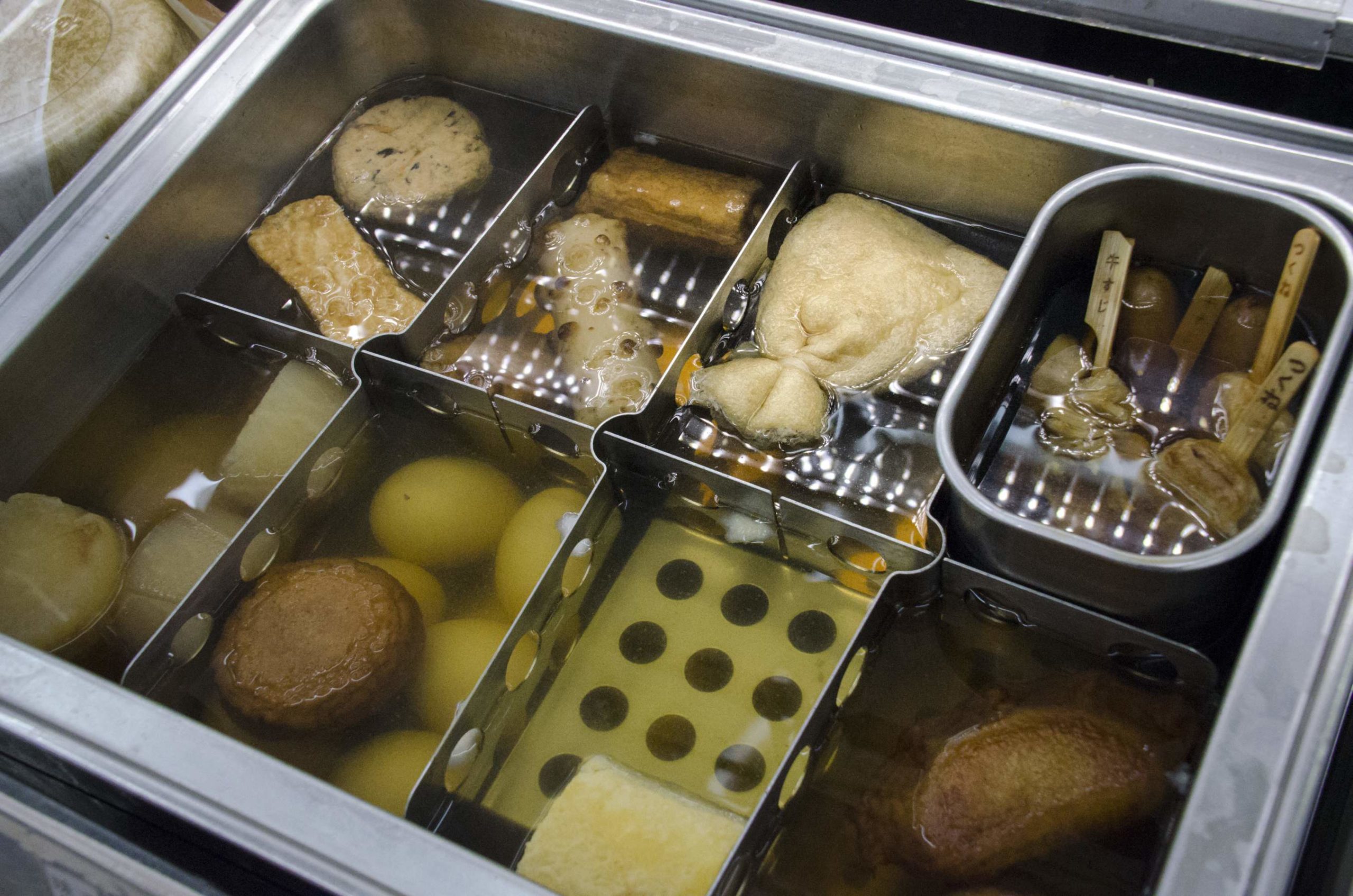 Assortiment de boîtes à bento, boulettes de riz et collations en plastique.