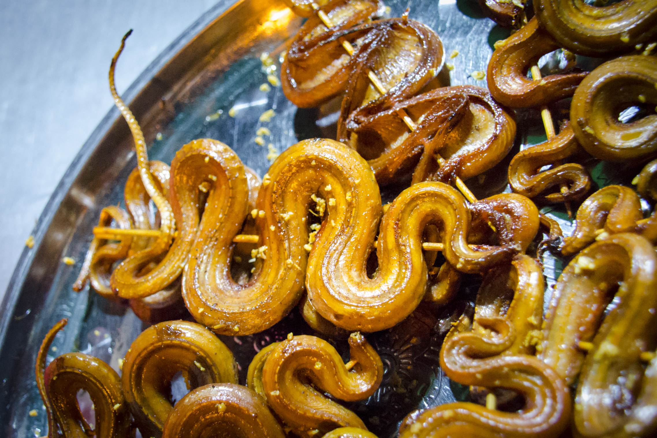 Manger du serpent est un défi assez grand sans la pression de ses amis...