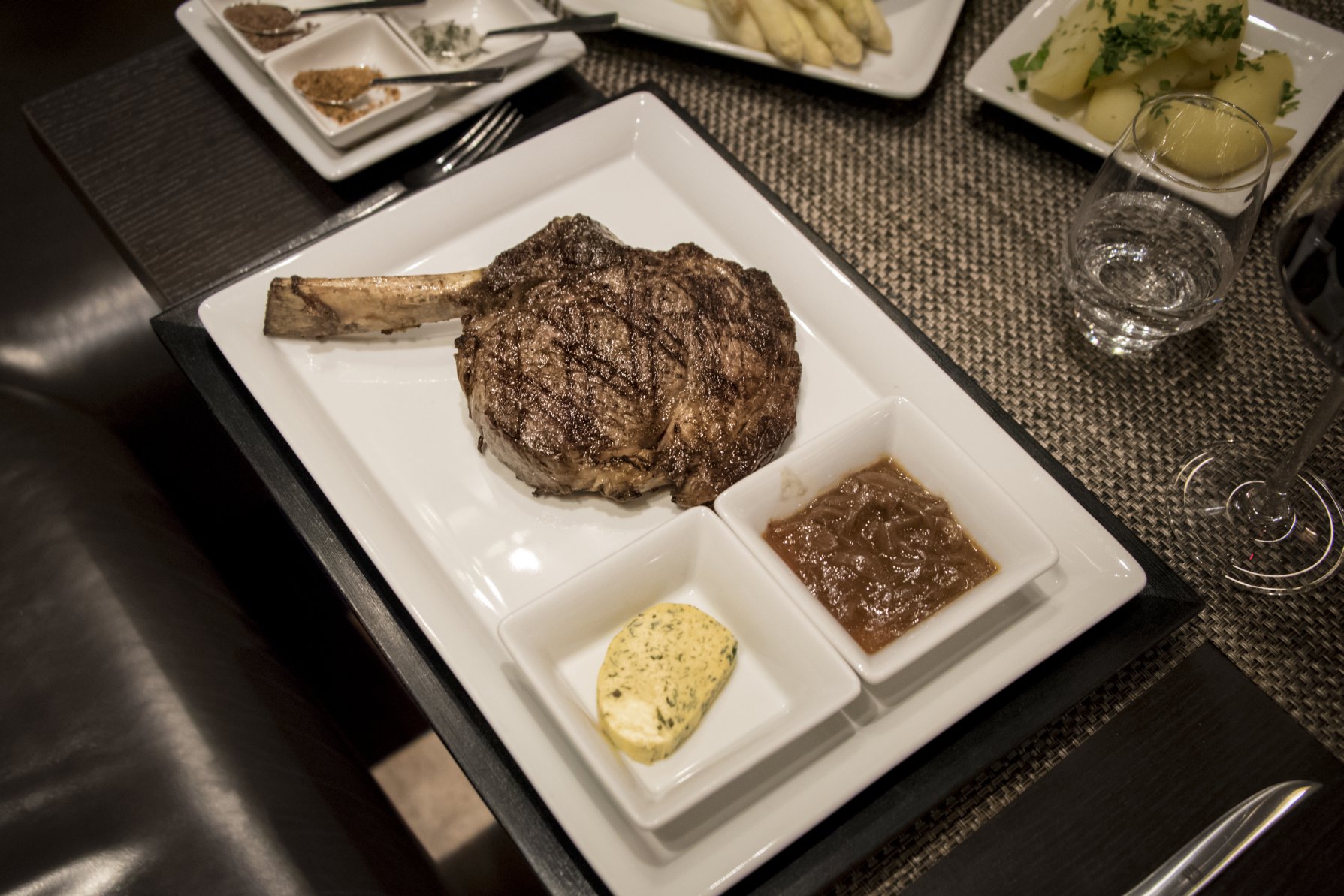 Best Hotel Restaurants - Midtown Grill