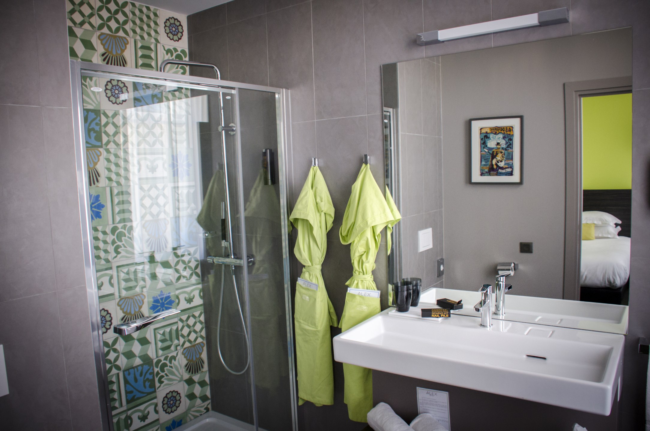 Salle de bains dans une chambre verte
