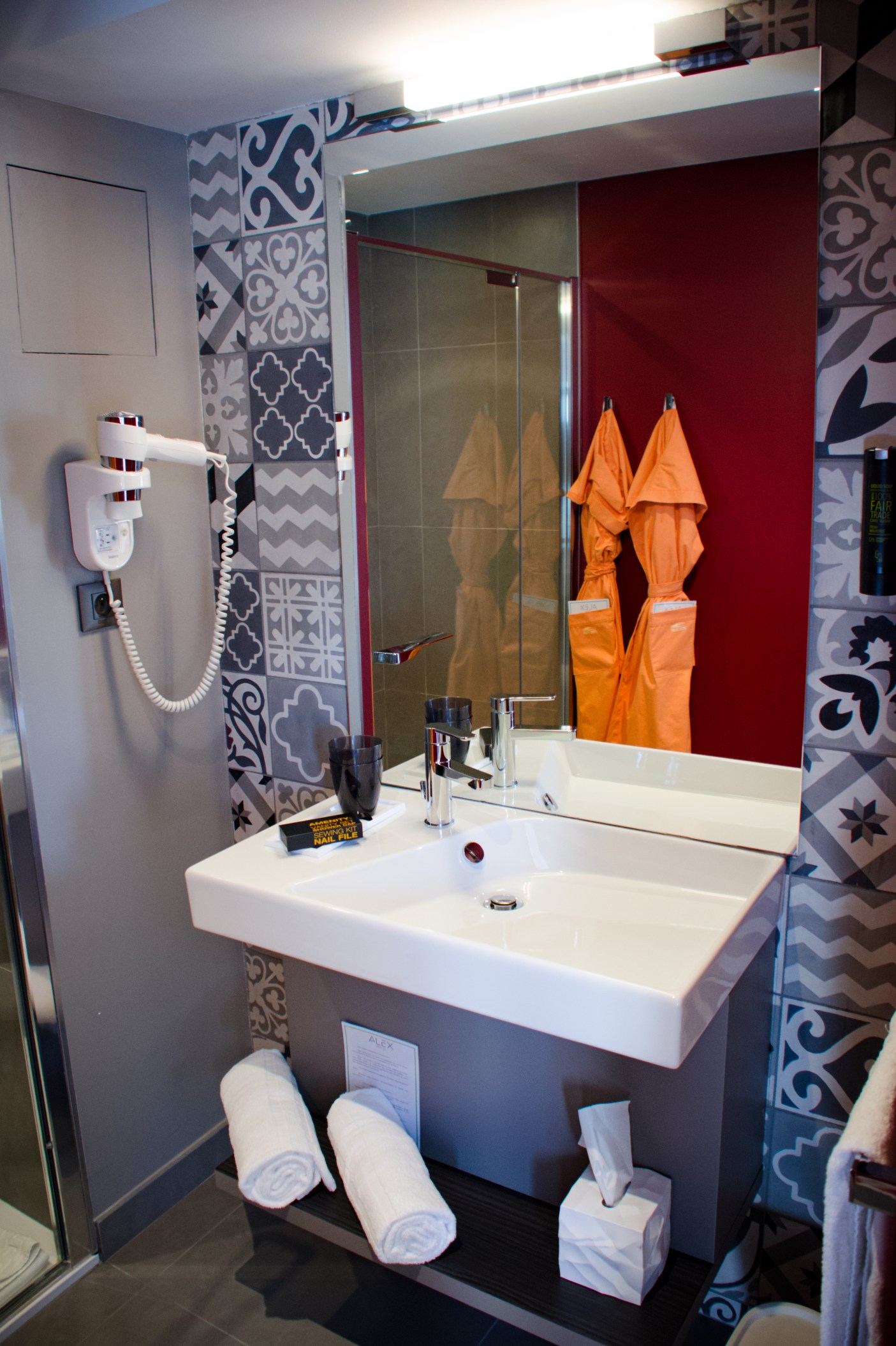 La salle de bains dans une chambre orange