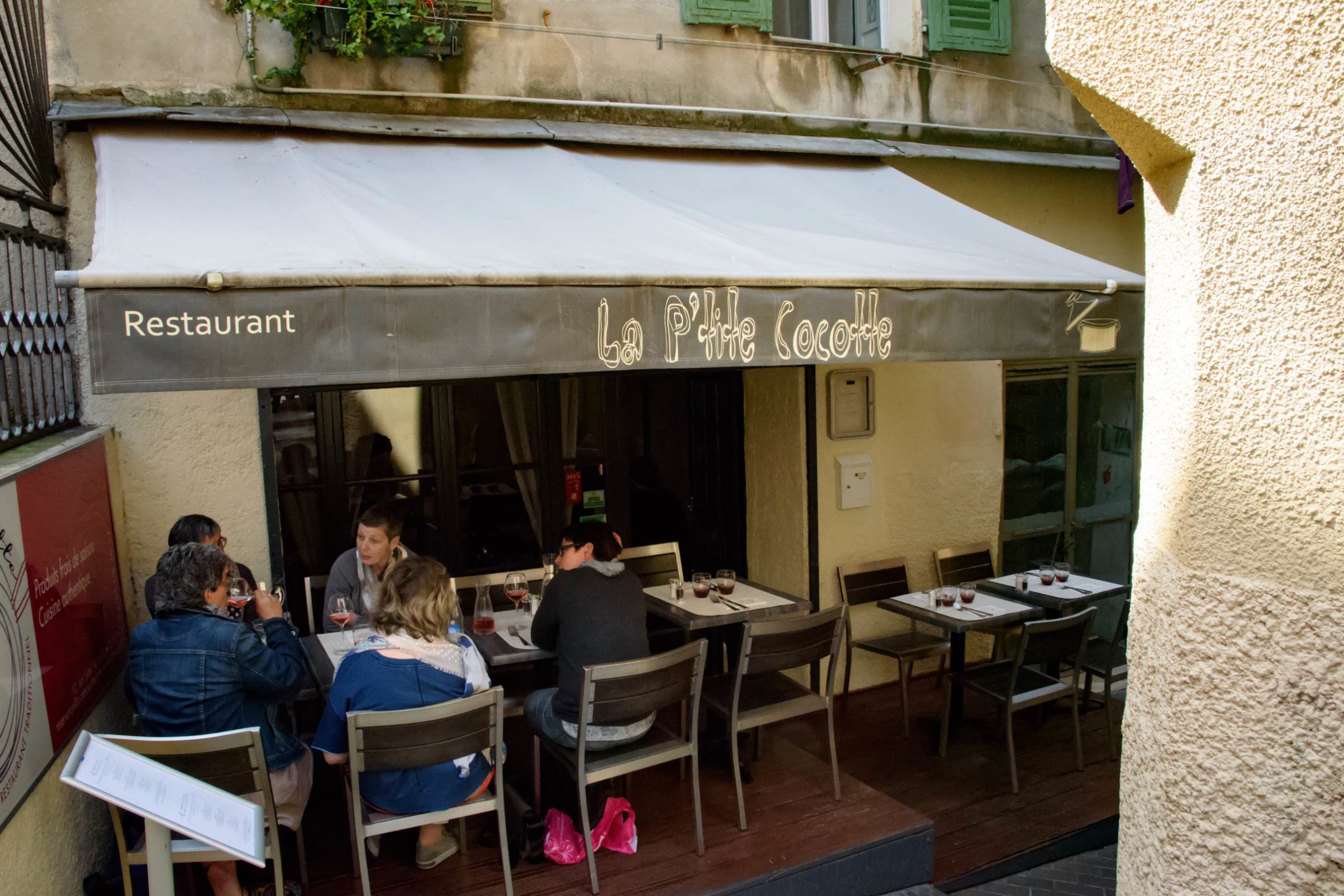 La P'tite Cocotte: terrasse à l'avant