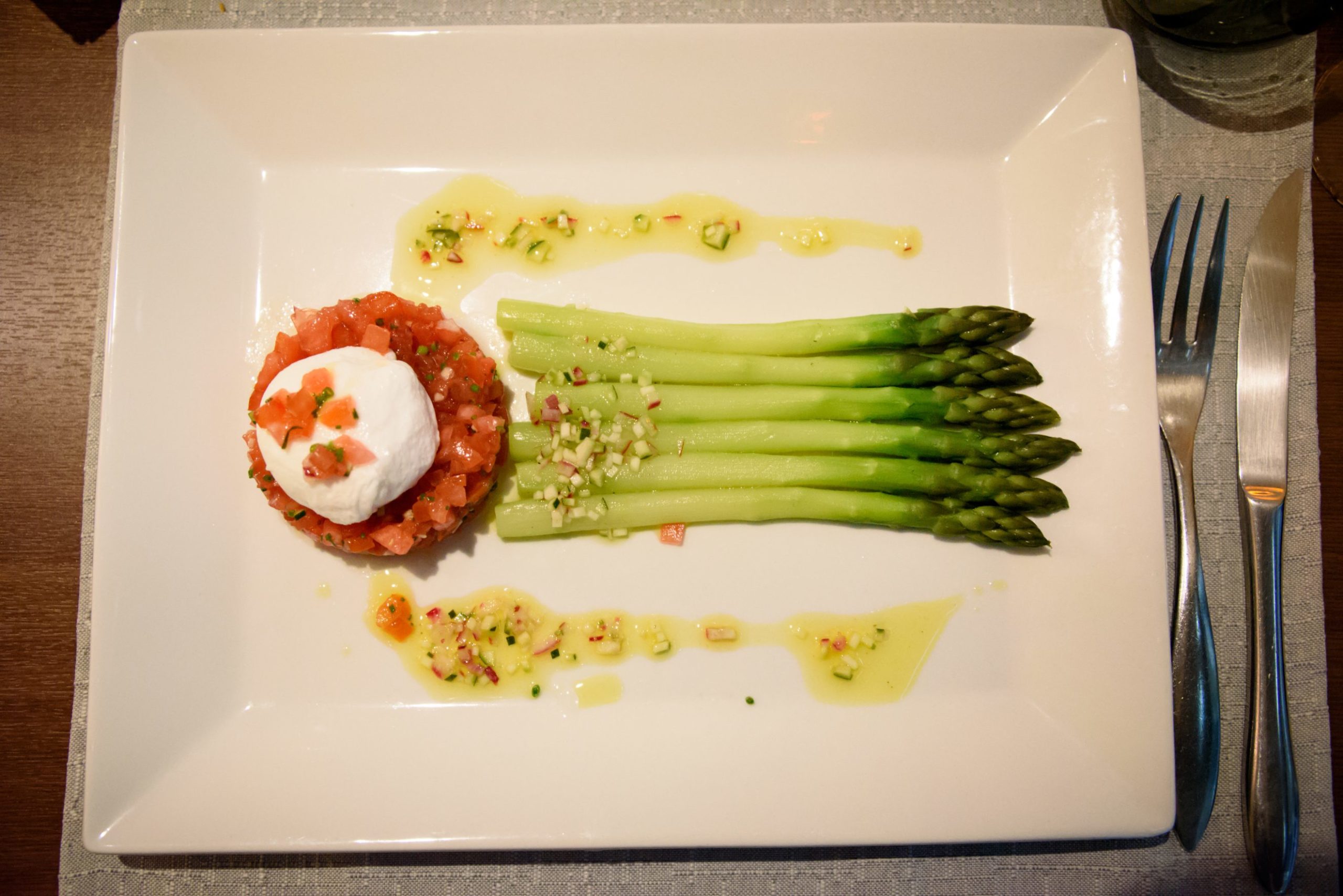 Le Vingt4: plat d'asperges