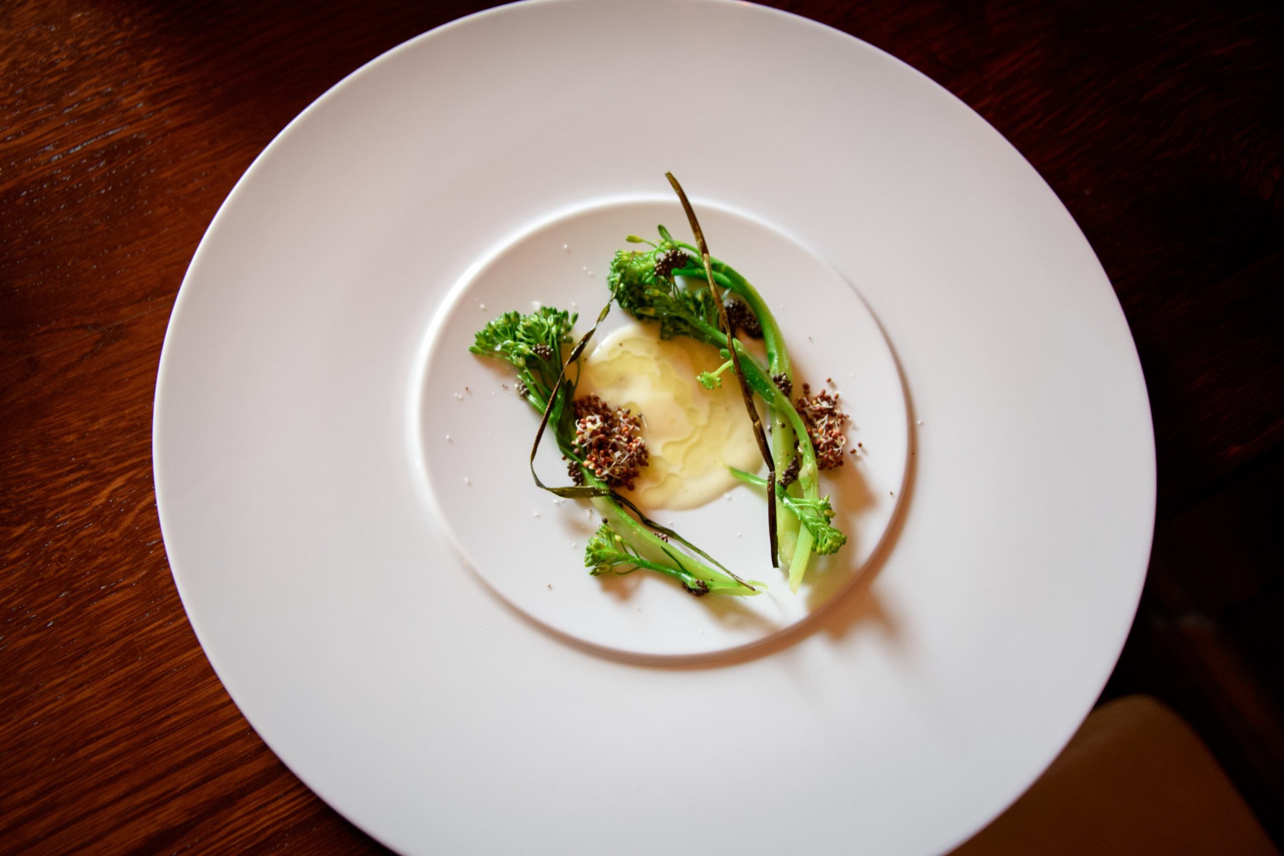 Horváth Restaurant: Brocoli, graines de moutarde germées, ail, crème de chocolat blanc