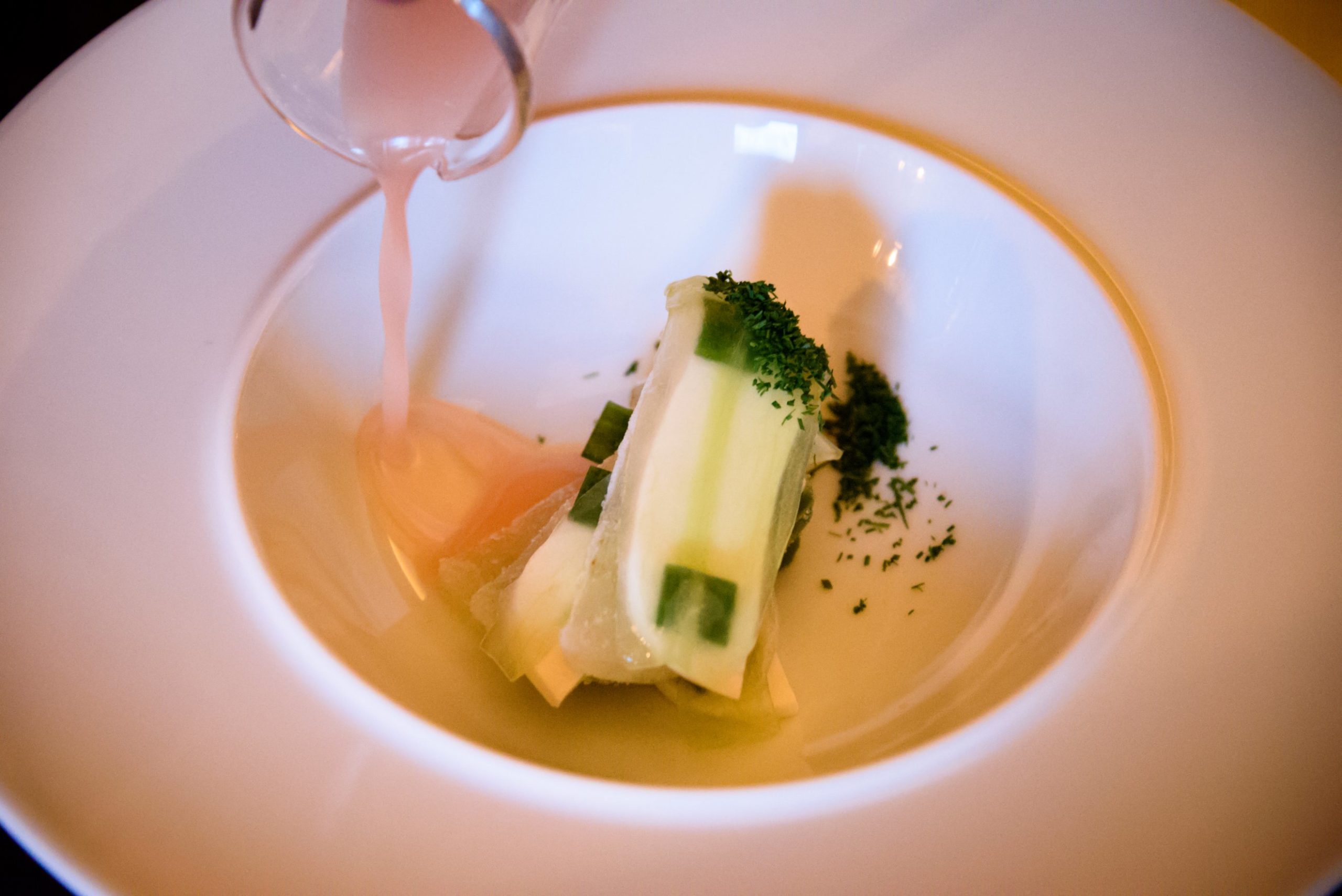 Horváth Restaurant: Concombre salé, lait d'amande, lavande, jus de rhubarbe, aneth