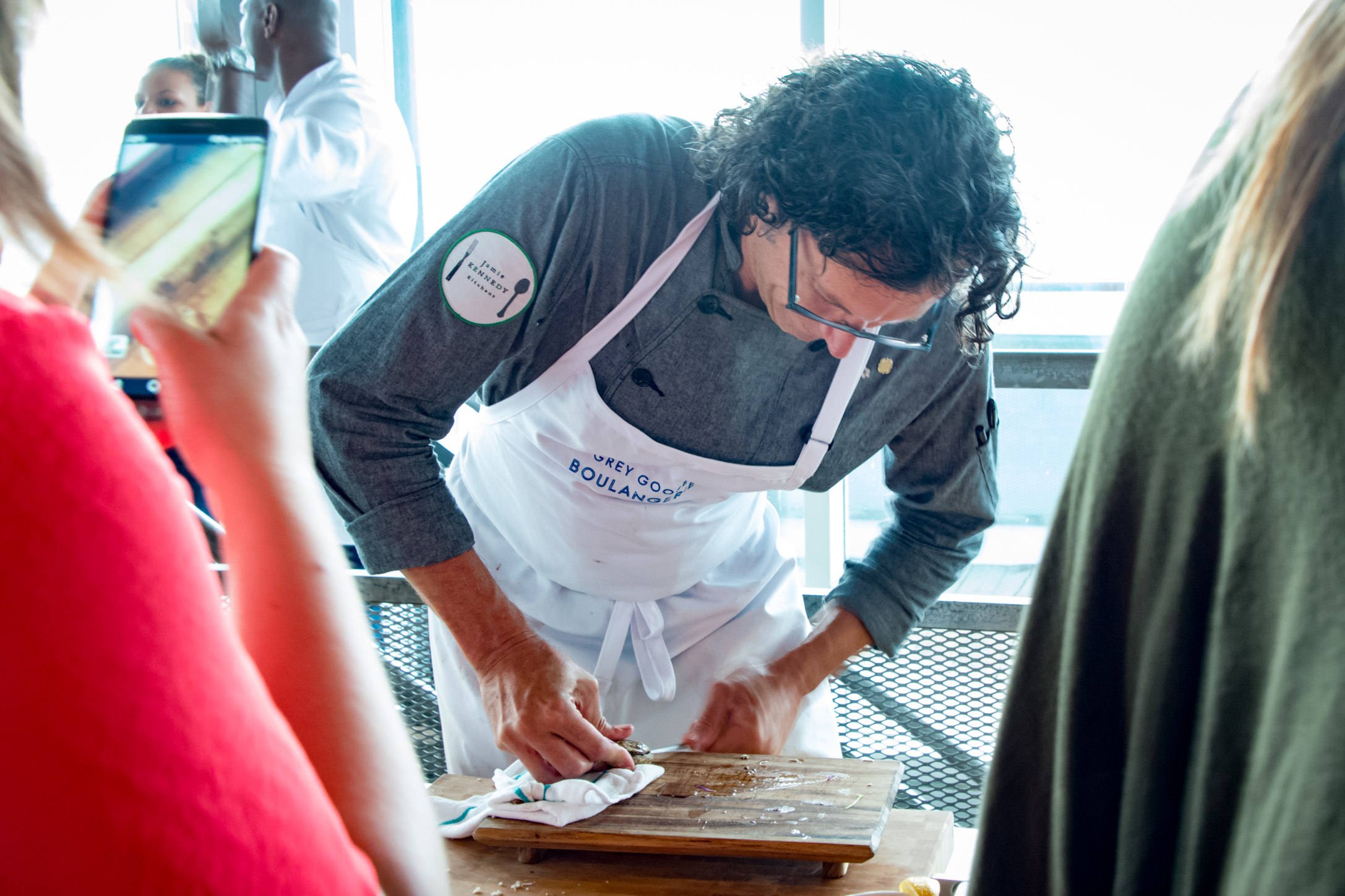 Chef Jamie Kennedy ouvre des huitres