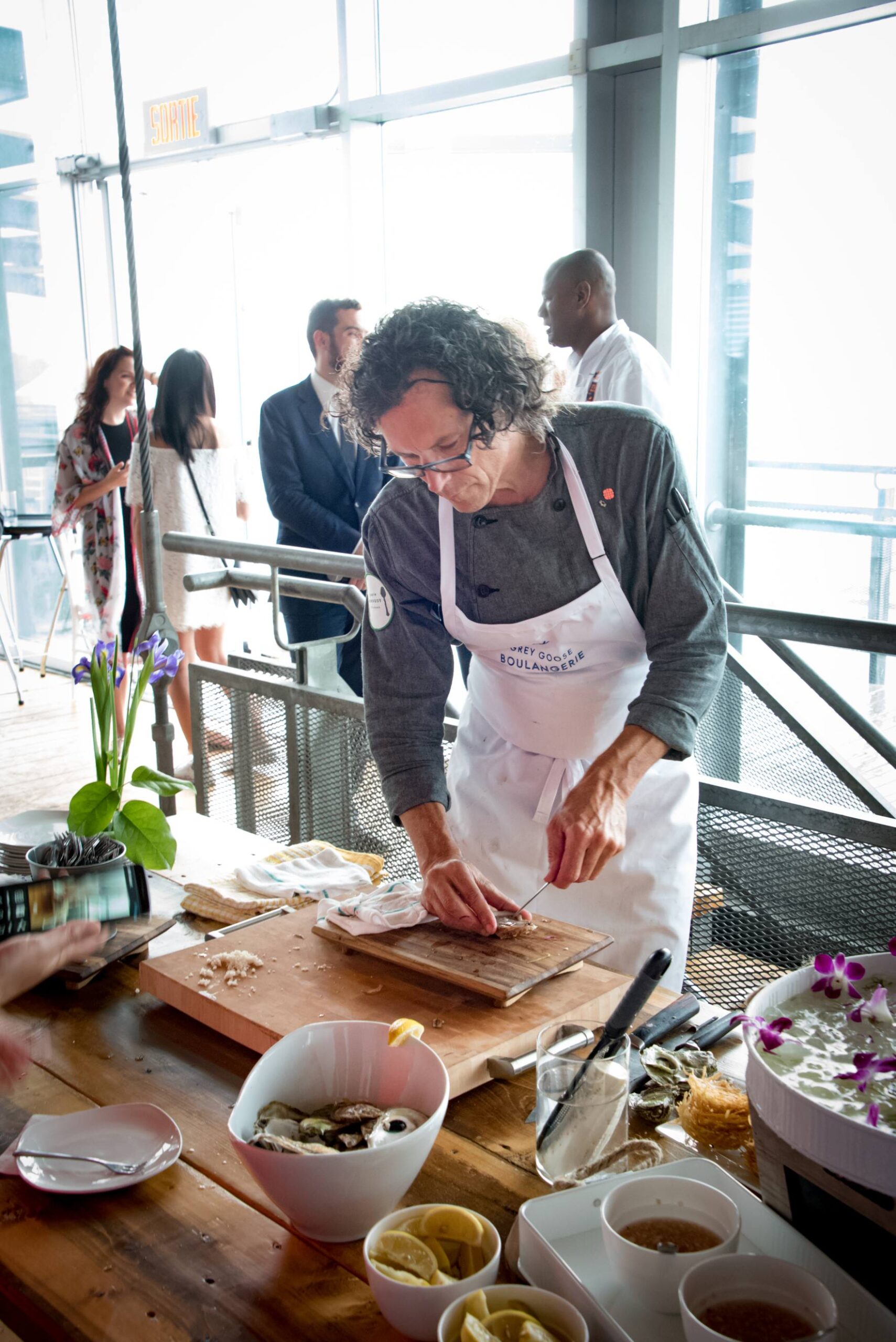 Chef Jamie Kennedy ouvre des huitres