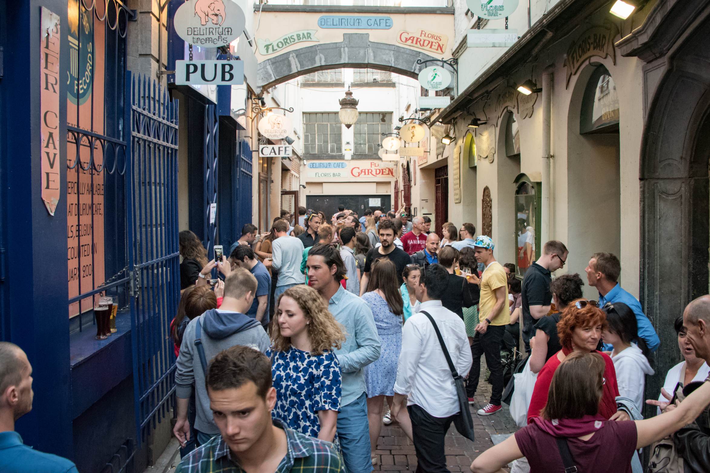 Ruelle pavée étroite de Bruxelles où se situe le célèbre bar à l'éléphant rose.