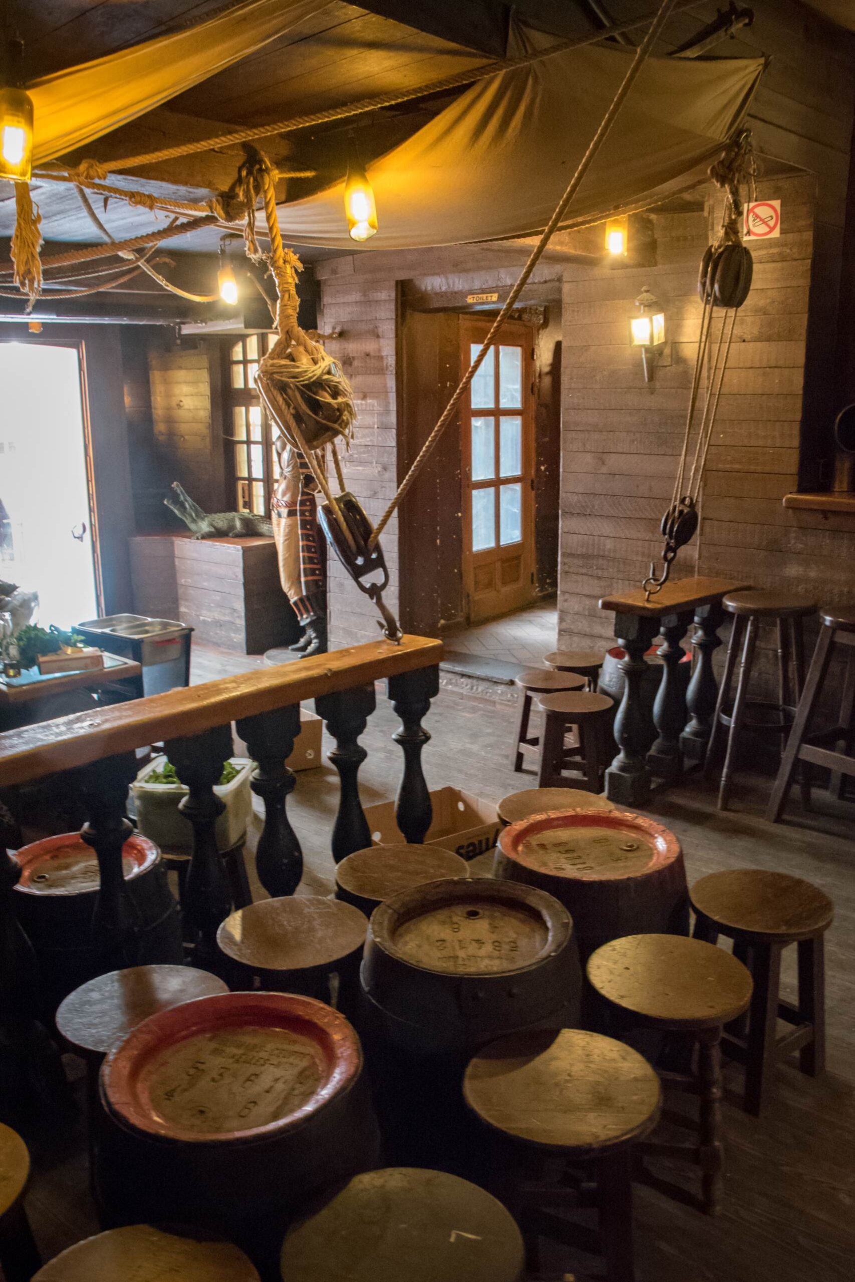 Delirium Café, bar à bière à Bruxelles: Le Floris Garden et son décor de bateau pirate