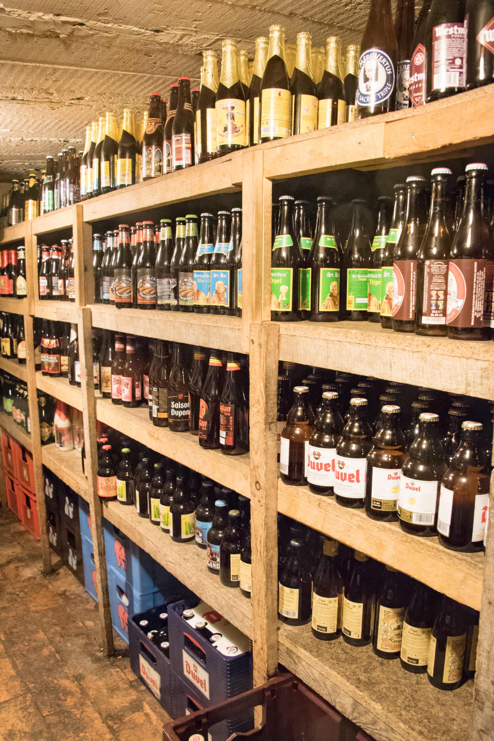 Delirium Café, bar à bière à Bruxelles: Une infime partie de la cave à bière du Delirium Café