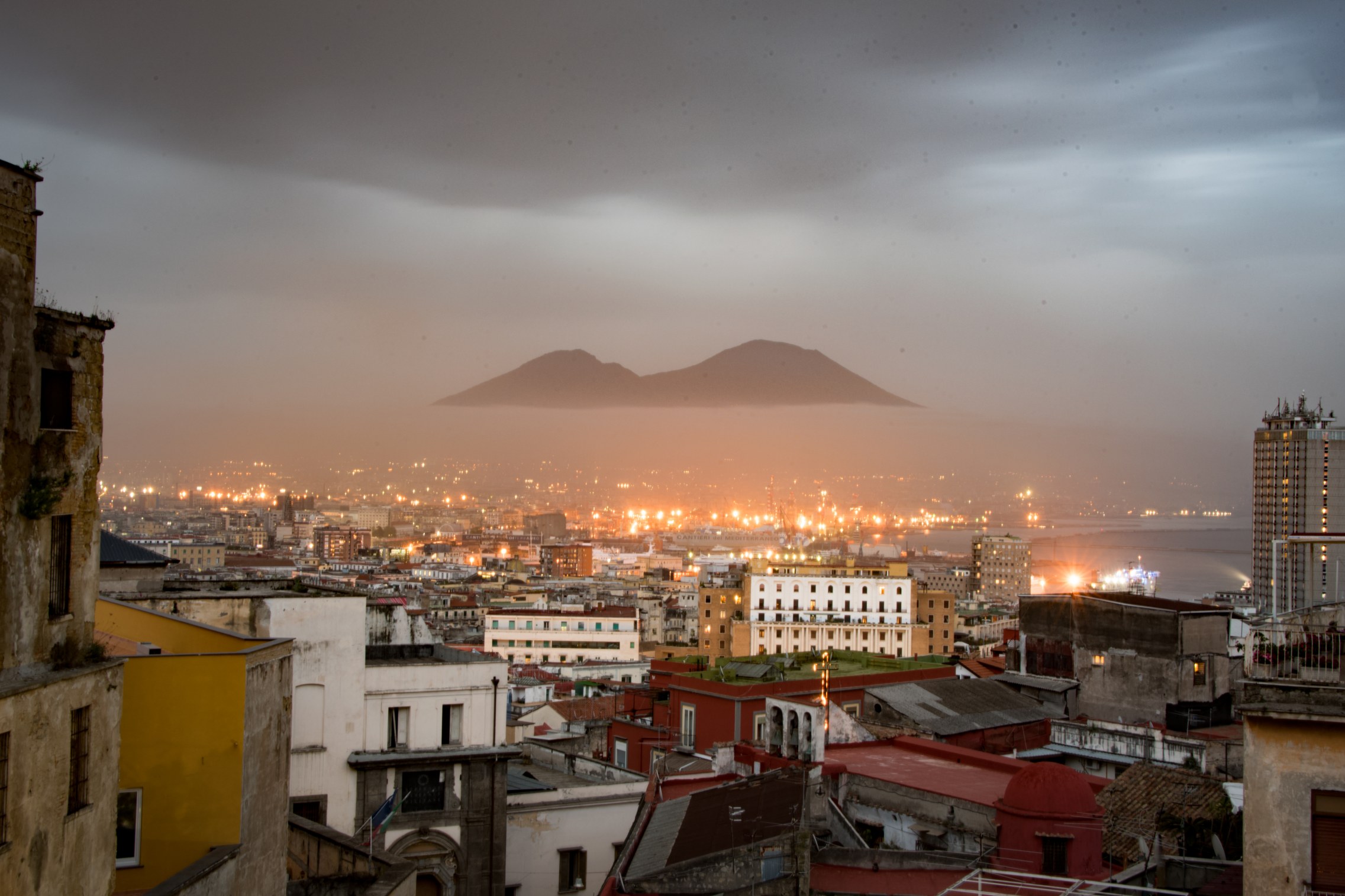 Pays qui profitent le plus du tourisme - Italie. Ici, le Vésuve, vu de Naples. - Photo © Cedric Lizotte