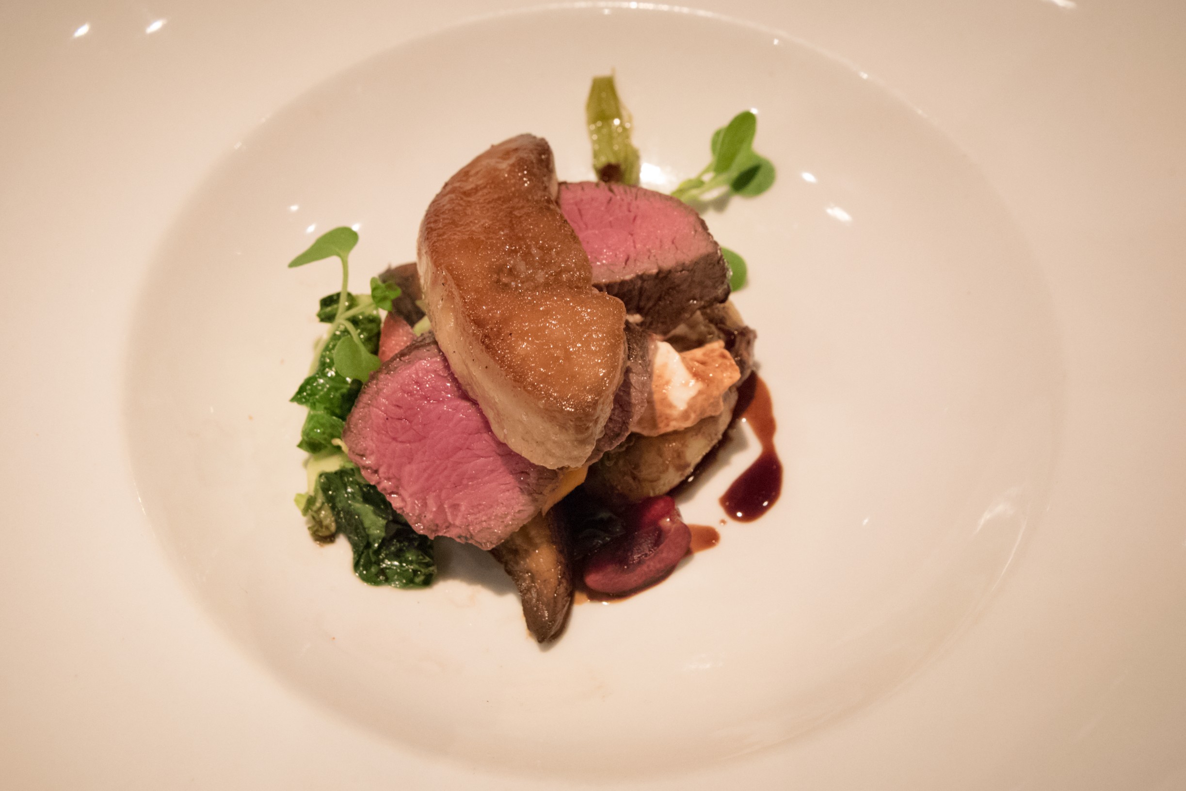 Tandem, restaurant apportez votre vin dans Villeray - Médailon de cerf, fumée, cerise, champignons portobello, labneh, foie gras