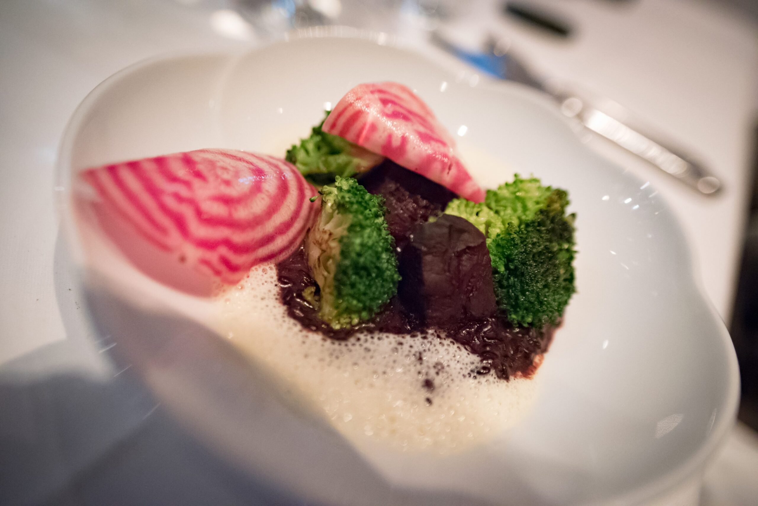 Tian, restaurant végétarien à Munich - riz noir, mousse de poivre vert, betterave et brocoli