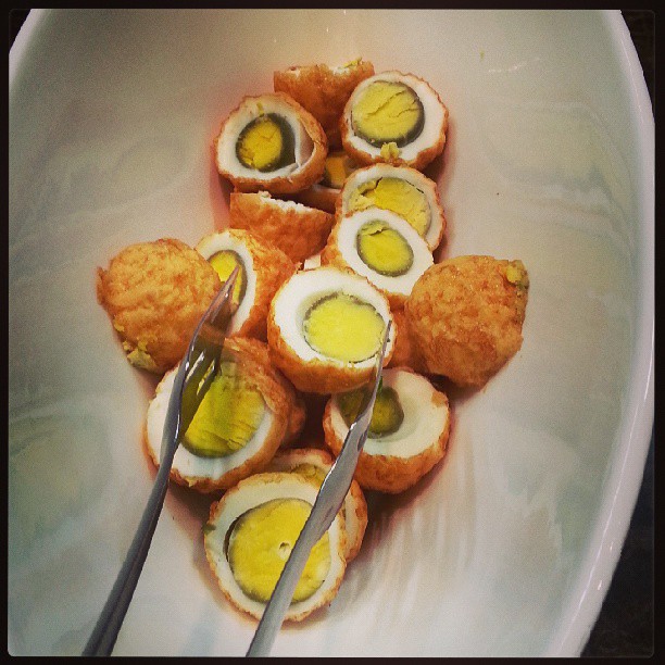 Andrew ZImmern Bizarre Foods Delicious Destinations Manila
