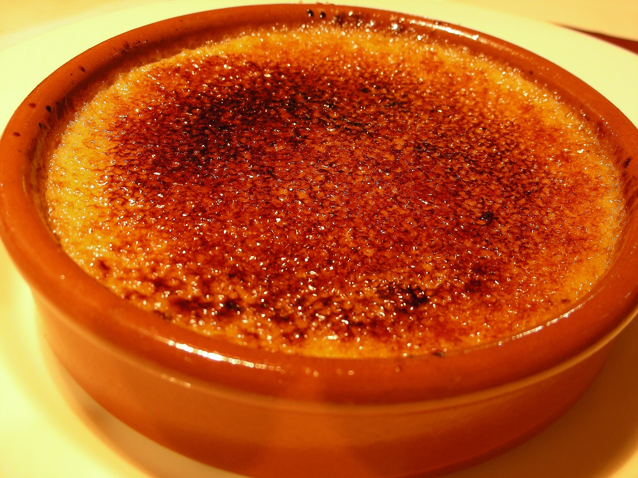 Andrew Zimmern Bizarre Foods Delicious Destinations Barcelone - Une crème à base de lait avec du sucre caramélisé sur le dessus