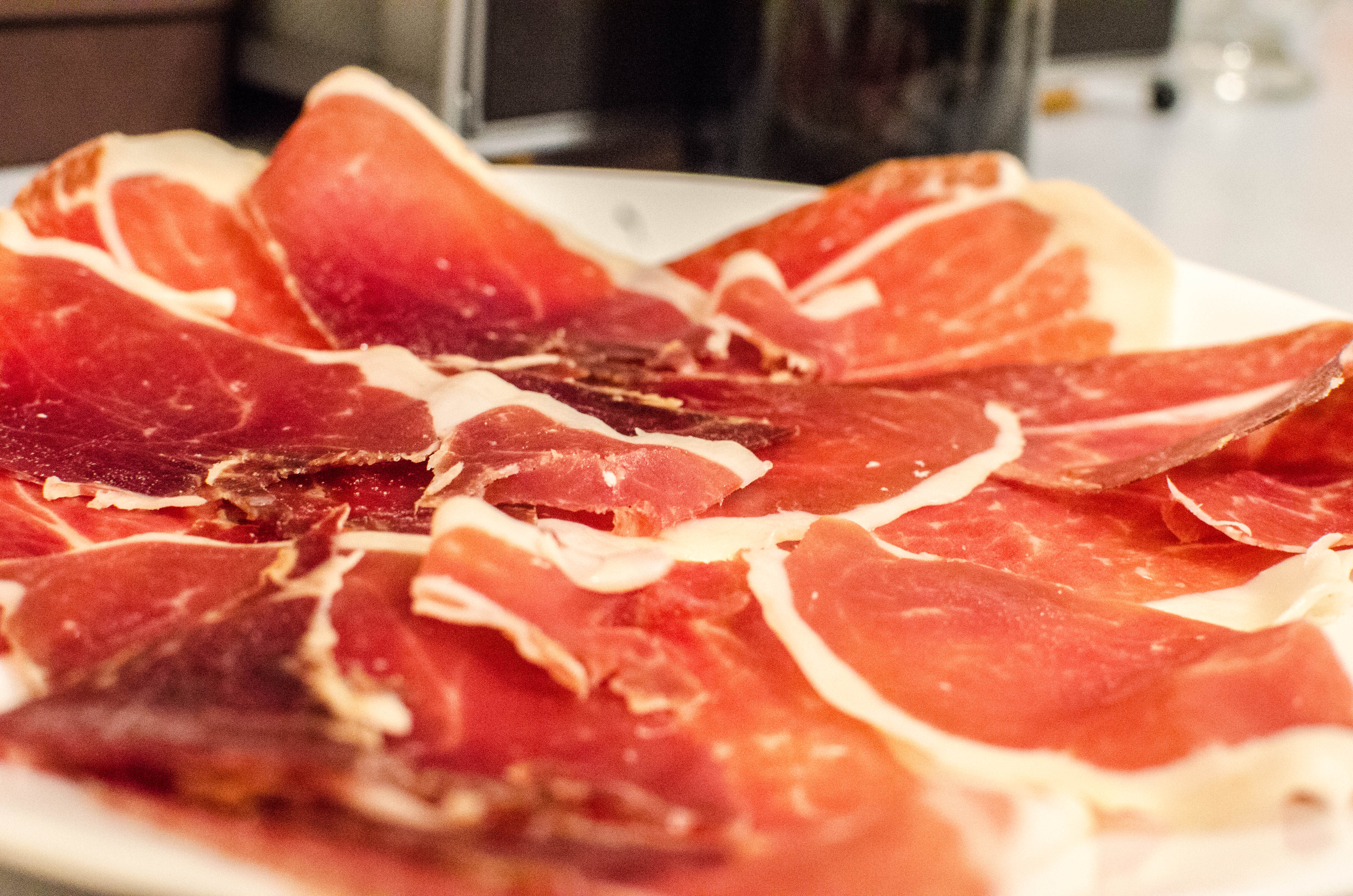 Andrew Zimmern Bizarre Foods Delicious Destinations Barcelone - Fines tranches de jambon de porc ibérique