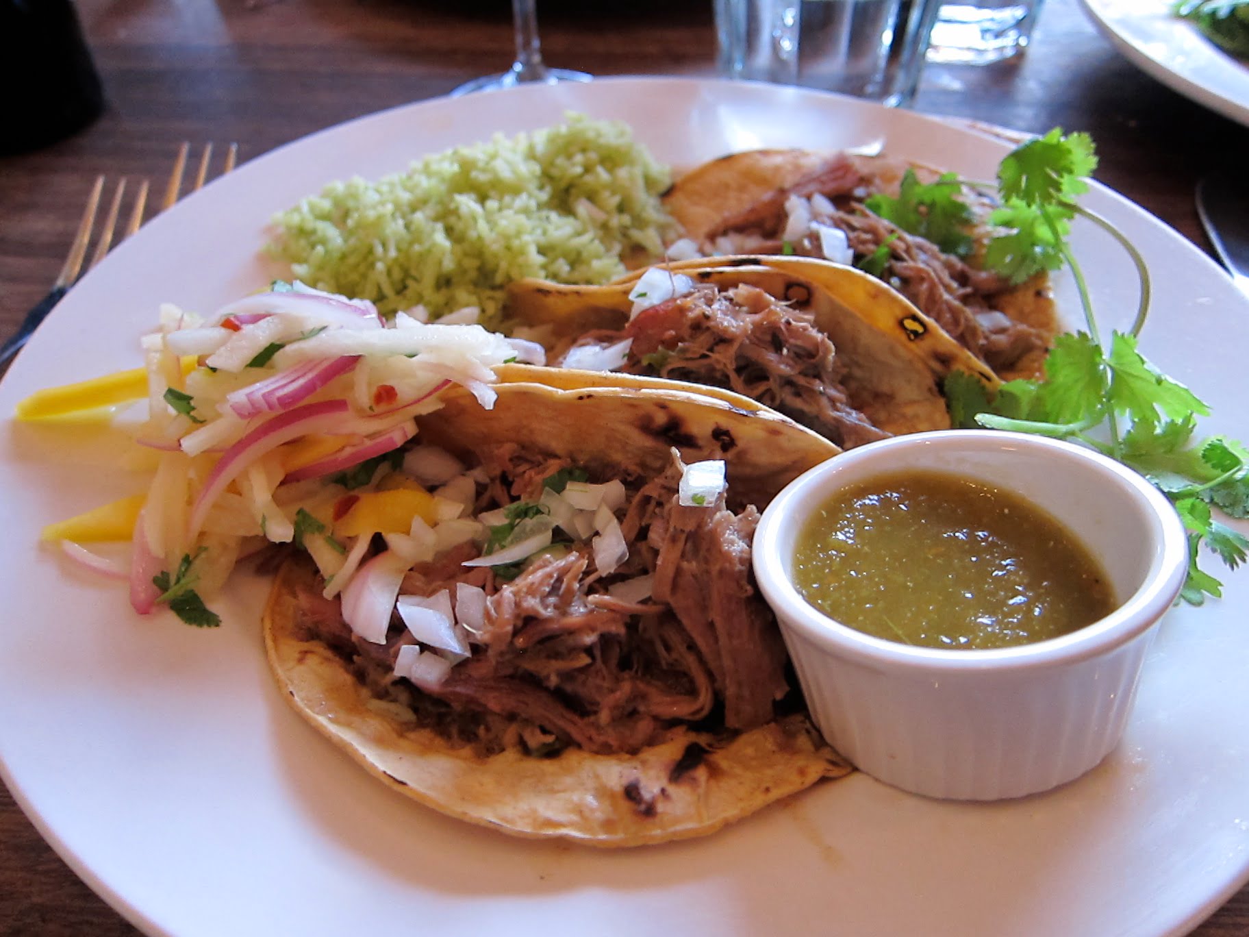Viande d'agneau rôtie en Taco servie avec une salade de légumes