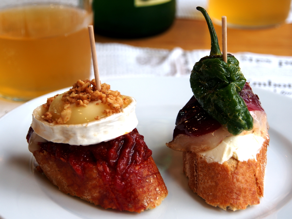 Andrew Zimmern Bizarre Foods Delicious Destinations Barcelone - Pain grillé garni de sauce tomate ou de crème avec œuf ou légume