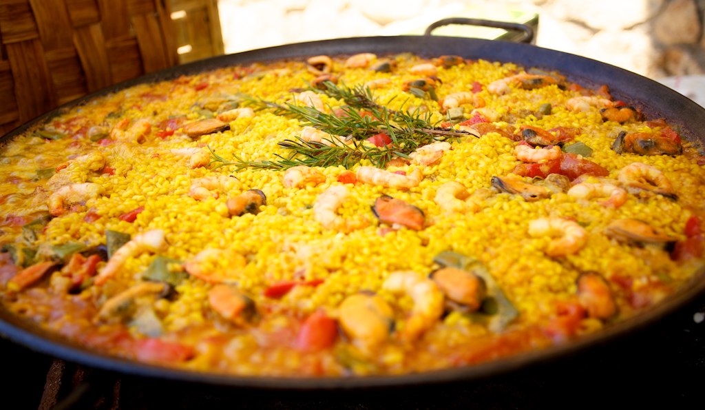 Delicious Destinations Barcelone - Un mélange de riz cuit, crevettes, calamars, palourdes, moules et légumes