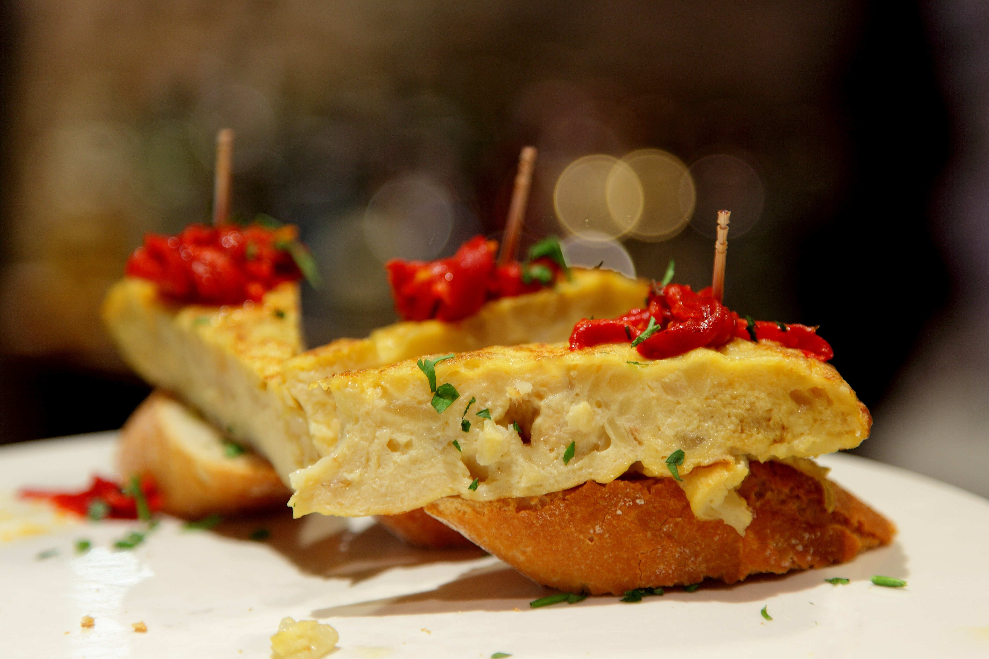 Delicious Destinations Barcelone - omelette molle avec pomme de terre et sucre caramélisé sur du pain