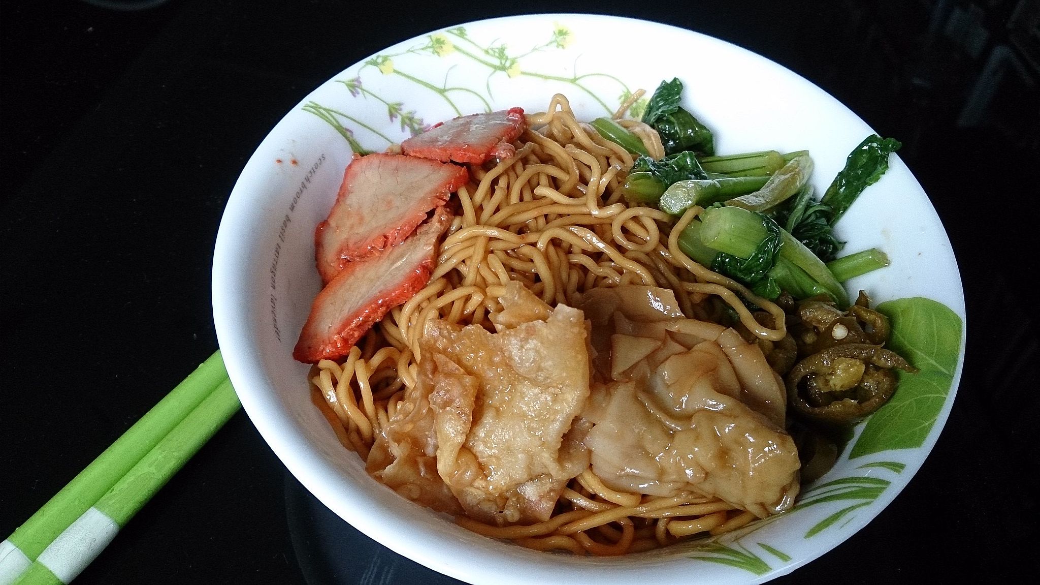 Andrew Zimmern Bizarre Foods Delicious Destinations Singapore - Dry noodles topped with roasted chasu pork and dumplings